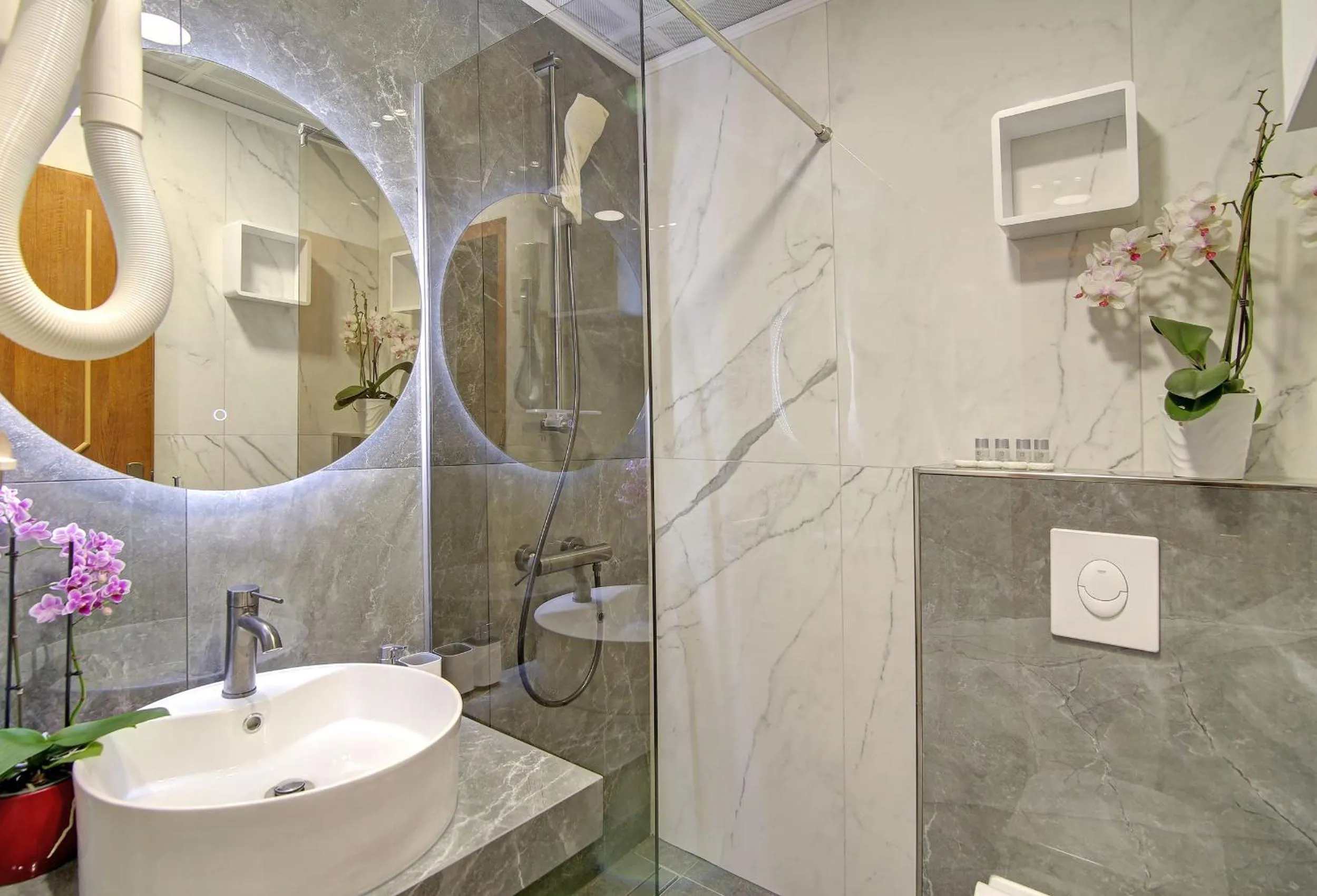 Bathroom in Villa Antea Apartments with Free Parking