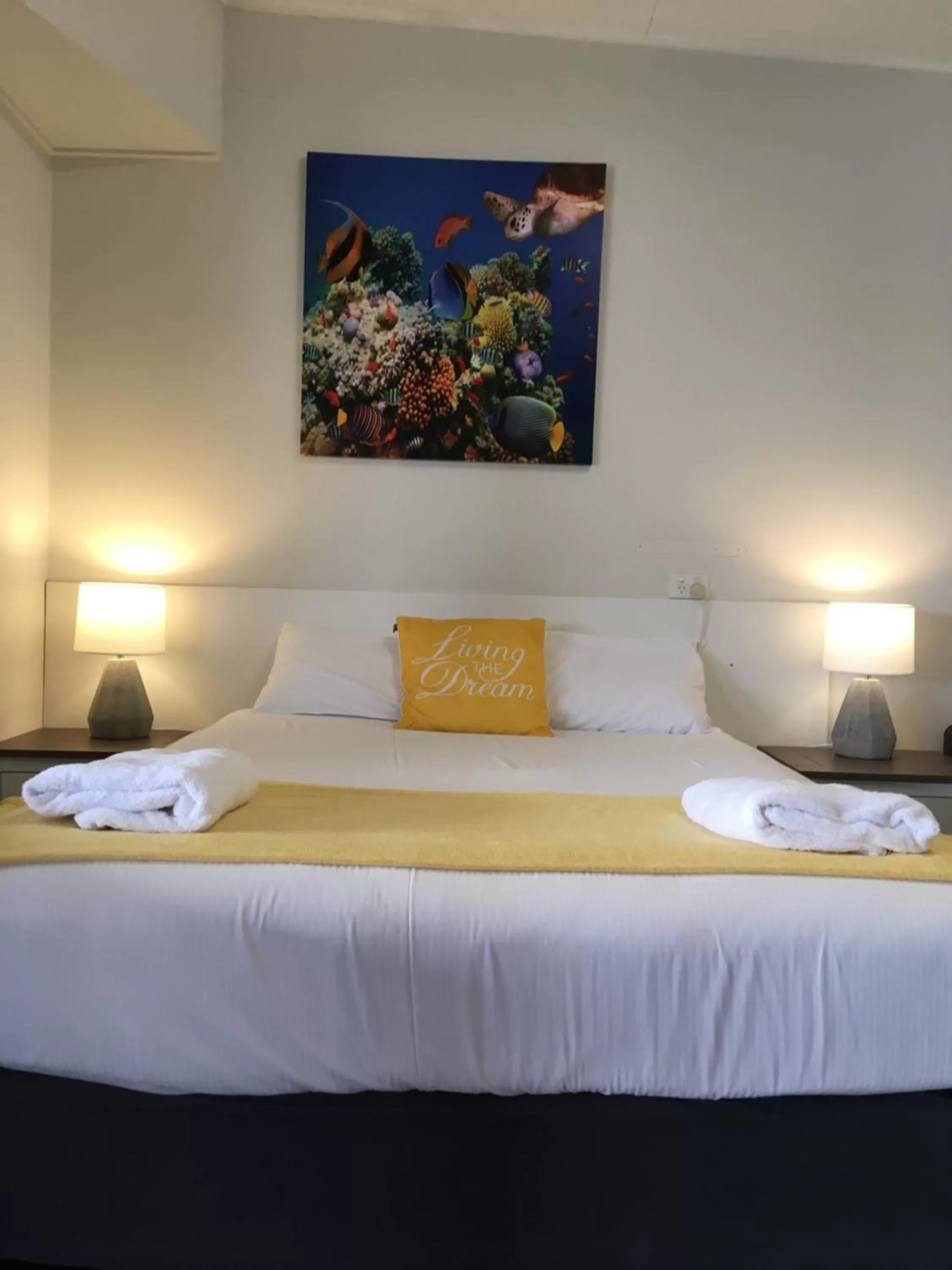 Bed in Econo Lodge Chaparral Motel Ballina