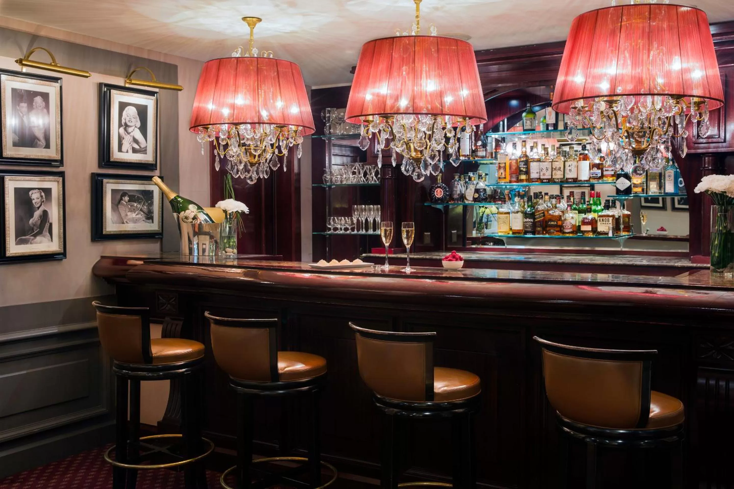 Lounge or bar in Royal Manotel