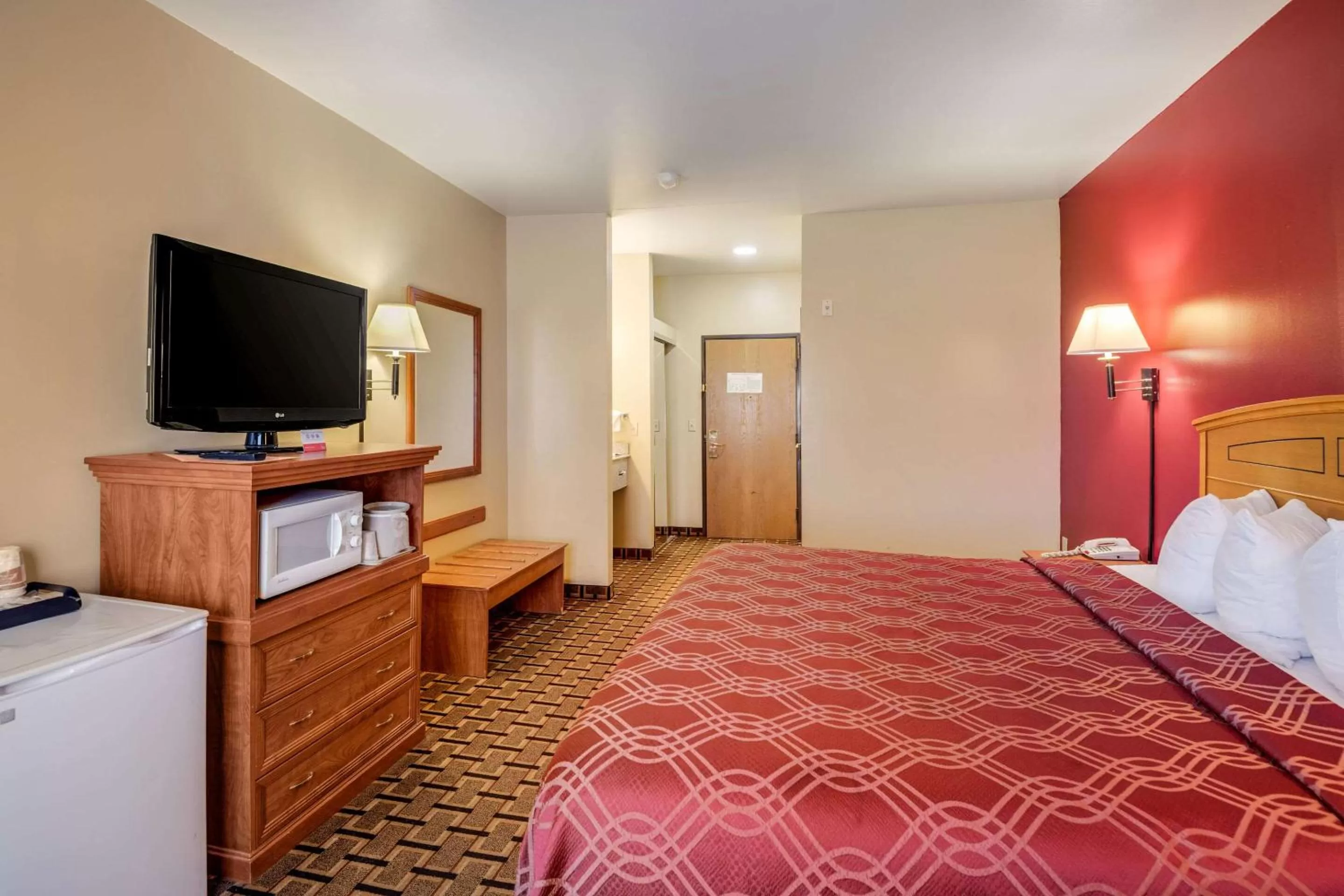 Photo of the whole room, Bed in Econo Lodge Lubbock I-27