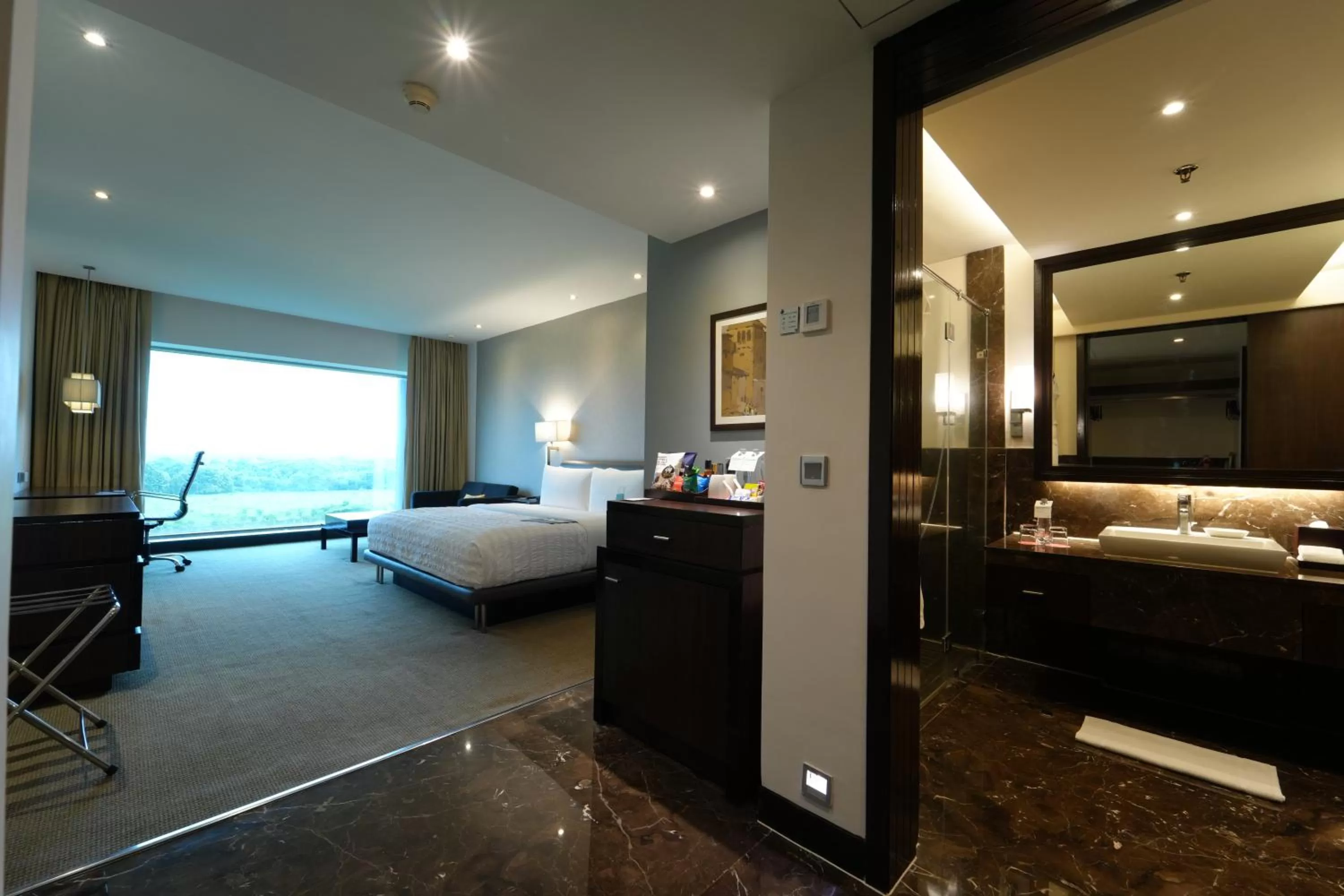 Bathroom, Bed in Le Meridien Nagpur