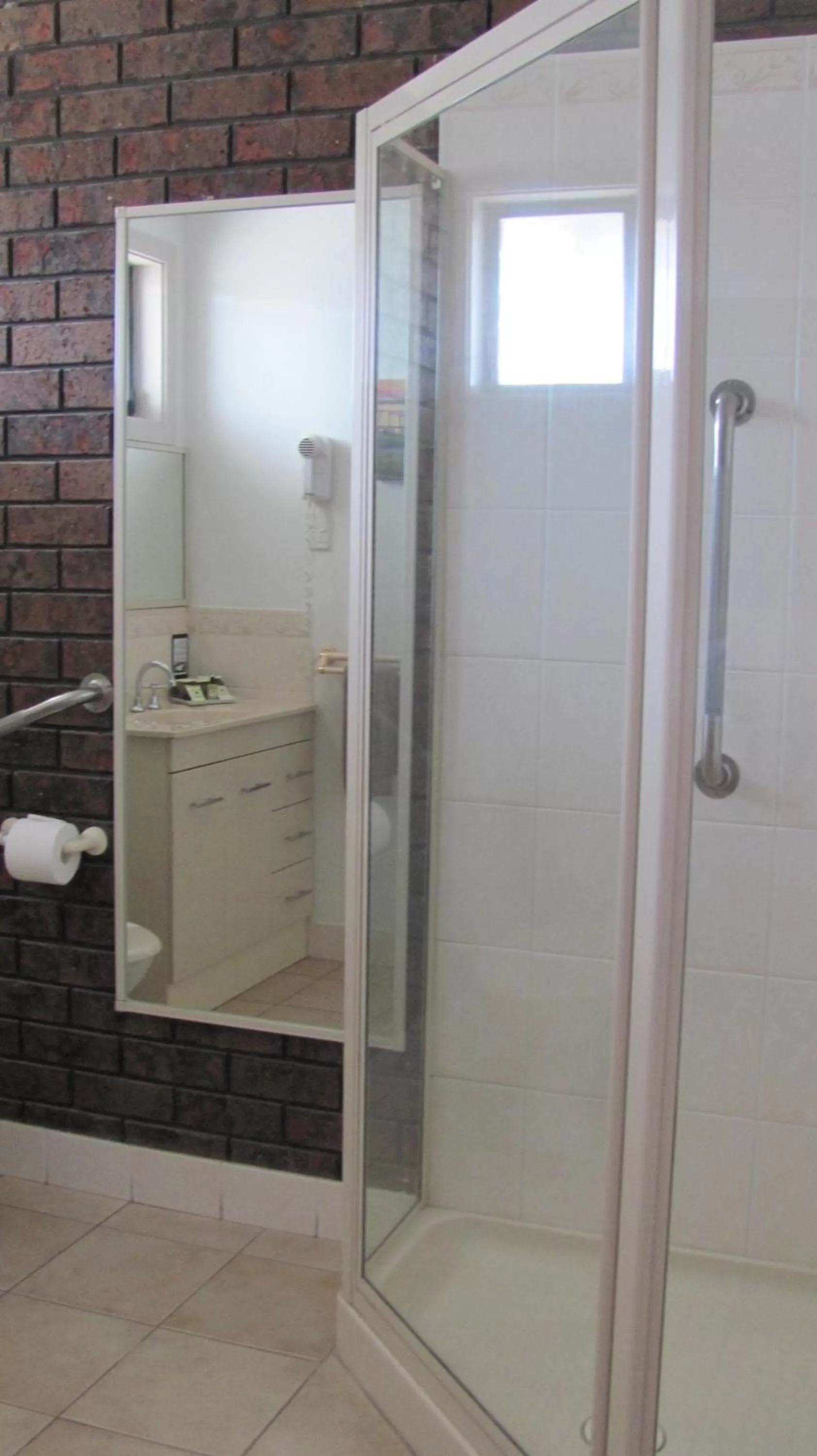 Bathroom in Bristol Hill Motor Inn