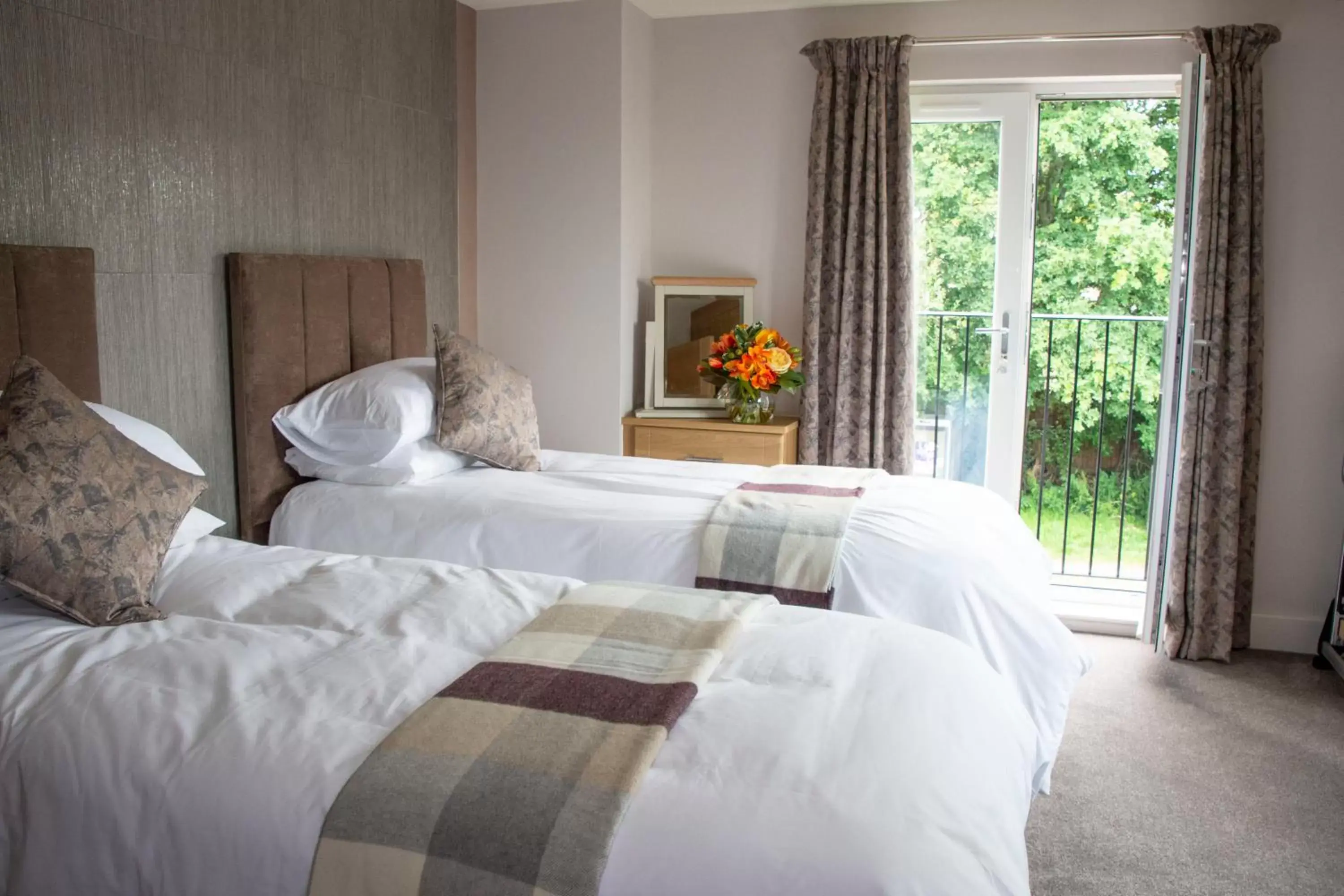 Double or Twin Room with Extra Bed in Rose and Crown Double or Twin Room with Extra Bed in Rose and Crown