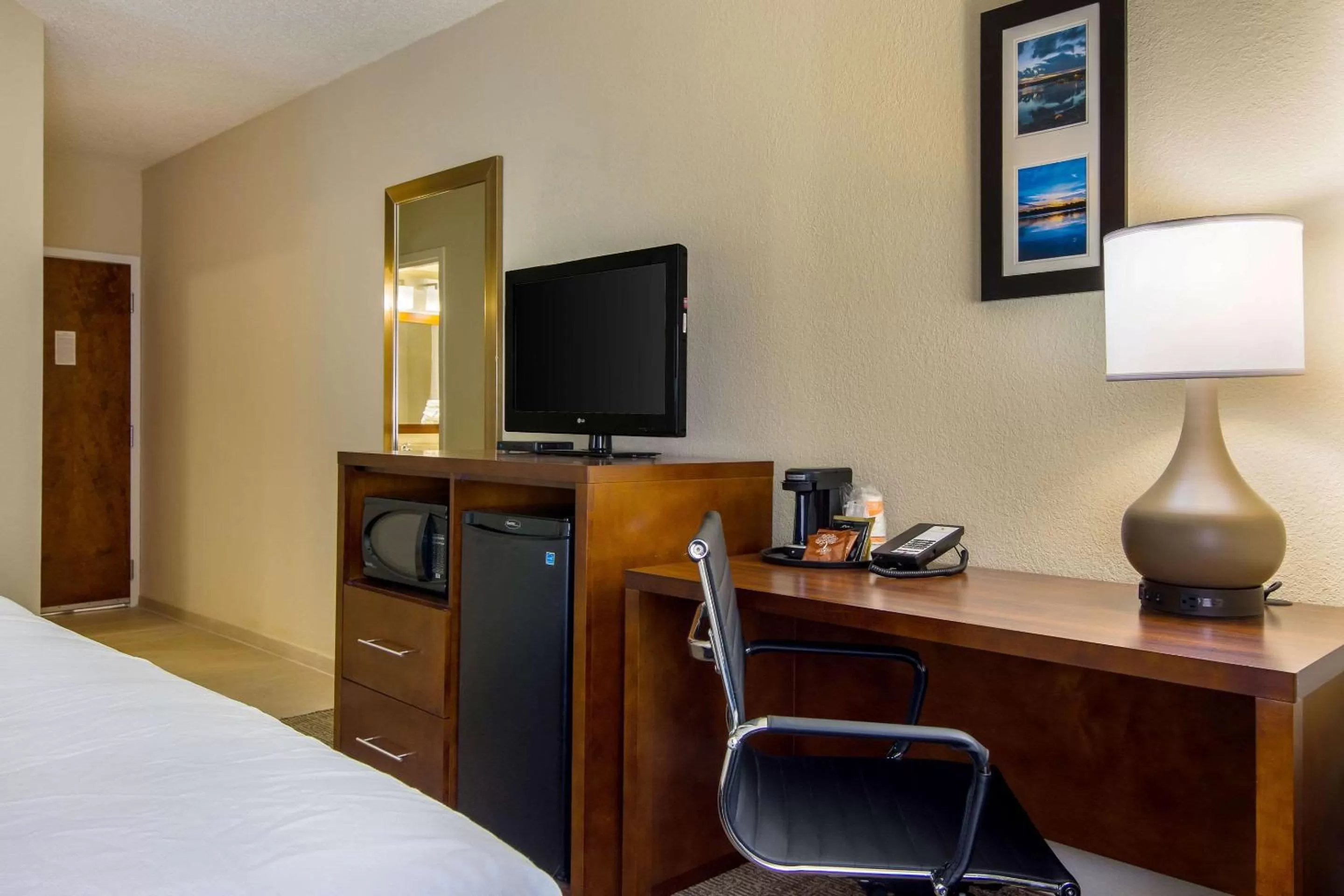 Photo of the whole room, Bed in Comfort Inn Acworth - Kennesaw Northwest