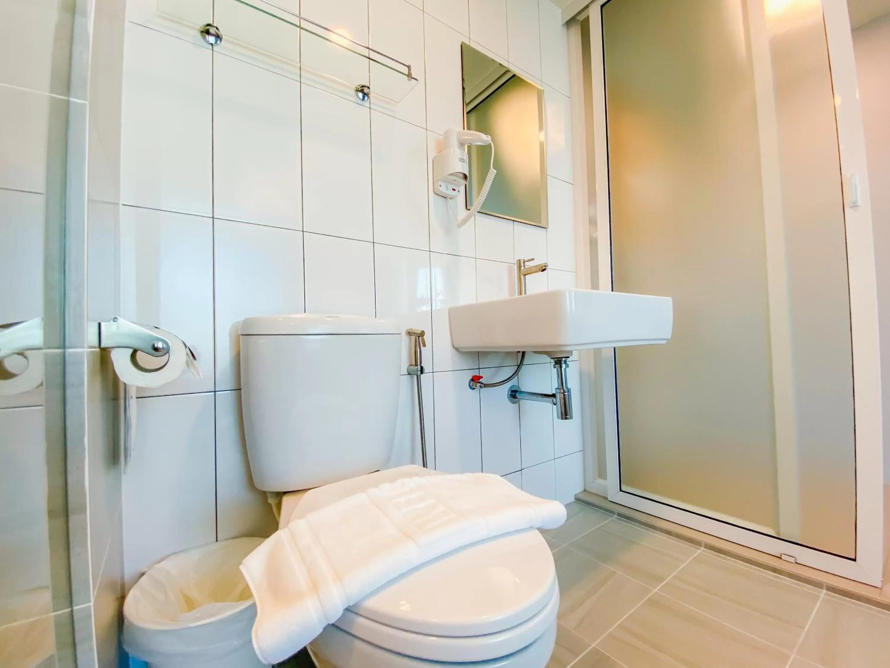 Bathroom in วัน บัดเจท เชียงราย สนามบิน One Budget Hotel Chiangrai Airport