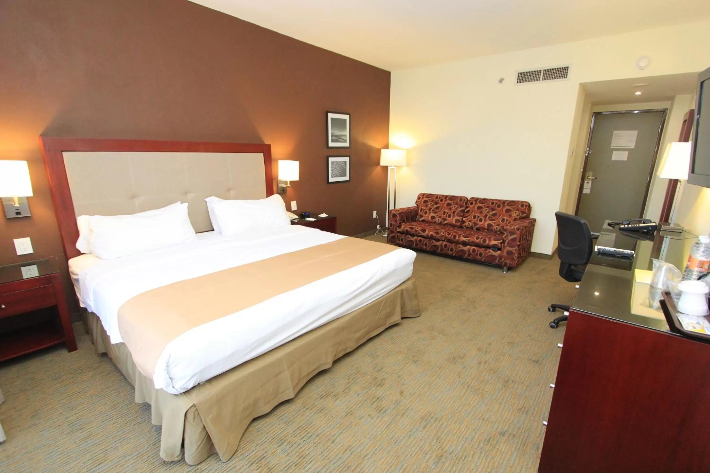 Photo of the whole room, Bed in Holiday Inn Leon by IHG