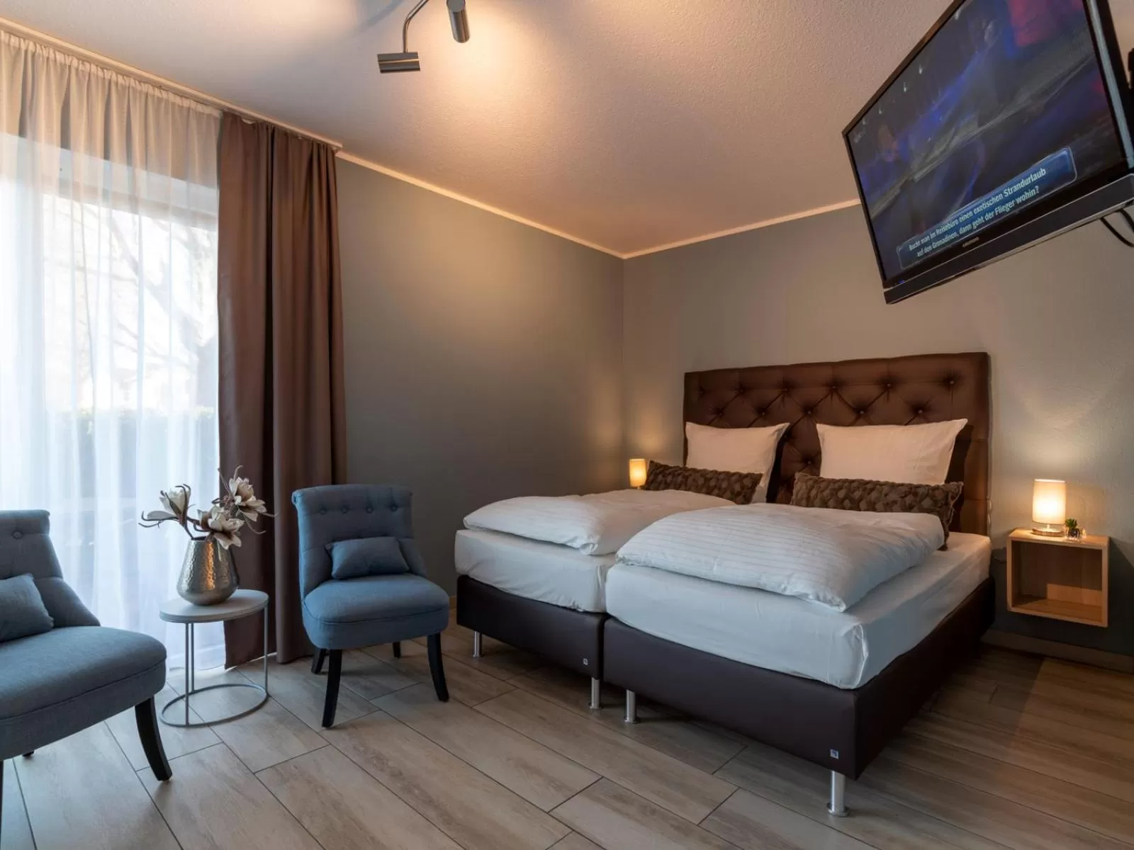 Bed in GLEUEL INN - digital hotel & serviced apartments & boardinghouse mit voll ausgestatteten Küchen