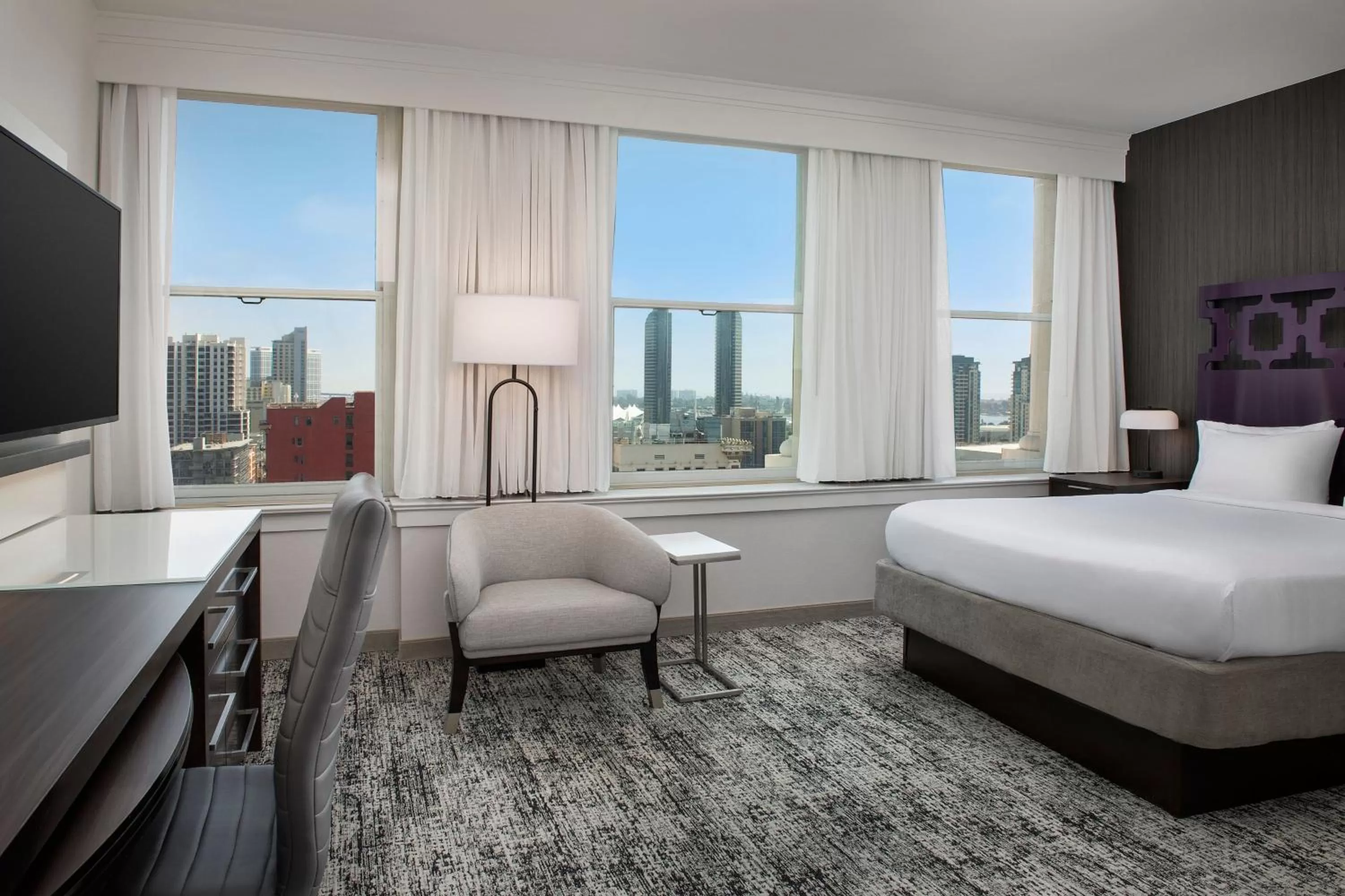 Photo of the whole room, Bed in Courtyard by Marriott San Diego Downtown