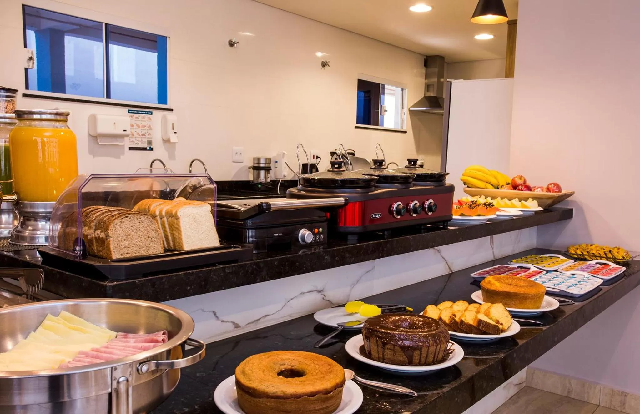 Buffet breakfast in Hotel Metrópole Paulínia