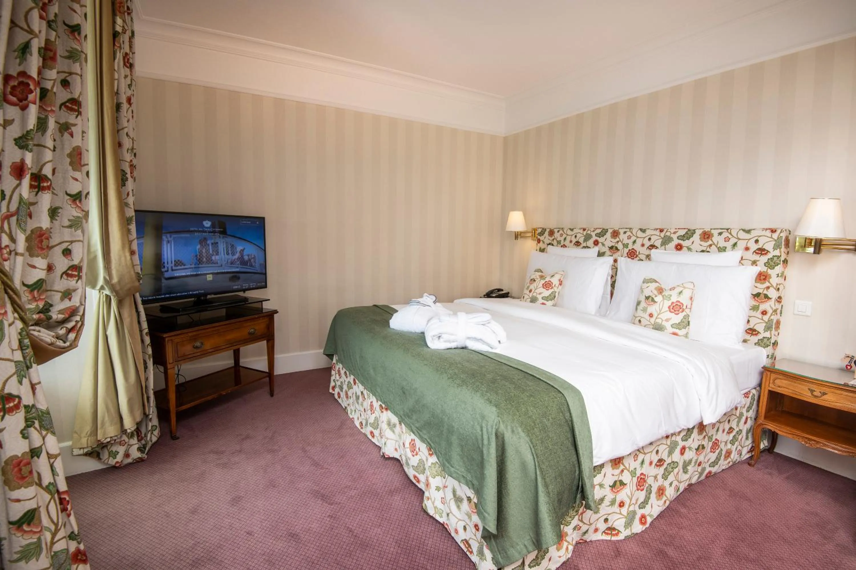 Bedroom, Bed in Hôtel Des Trois Couronnes & Spa - The Leading Hotels of the World