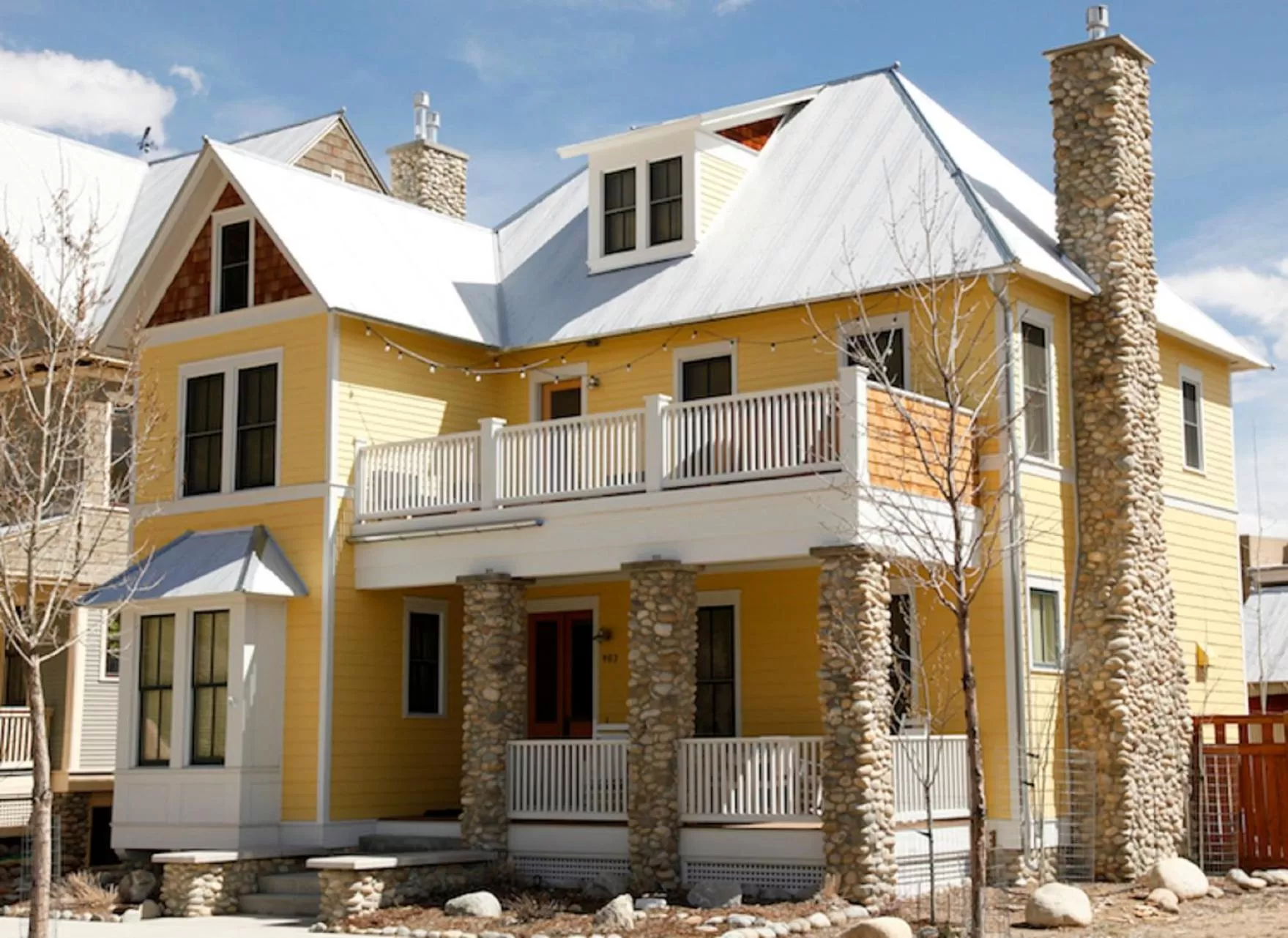 Facade/entrance in South Main Residences by Surf Hotel