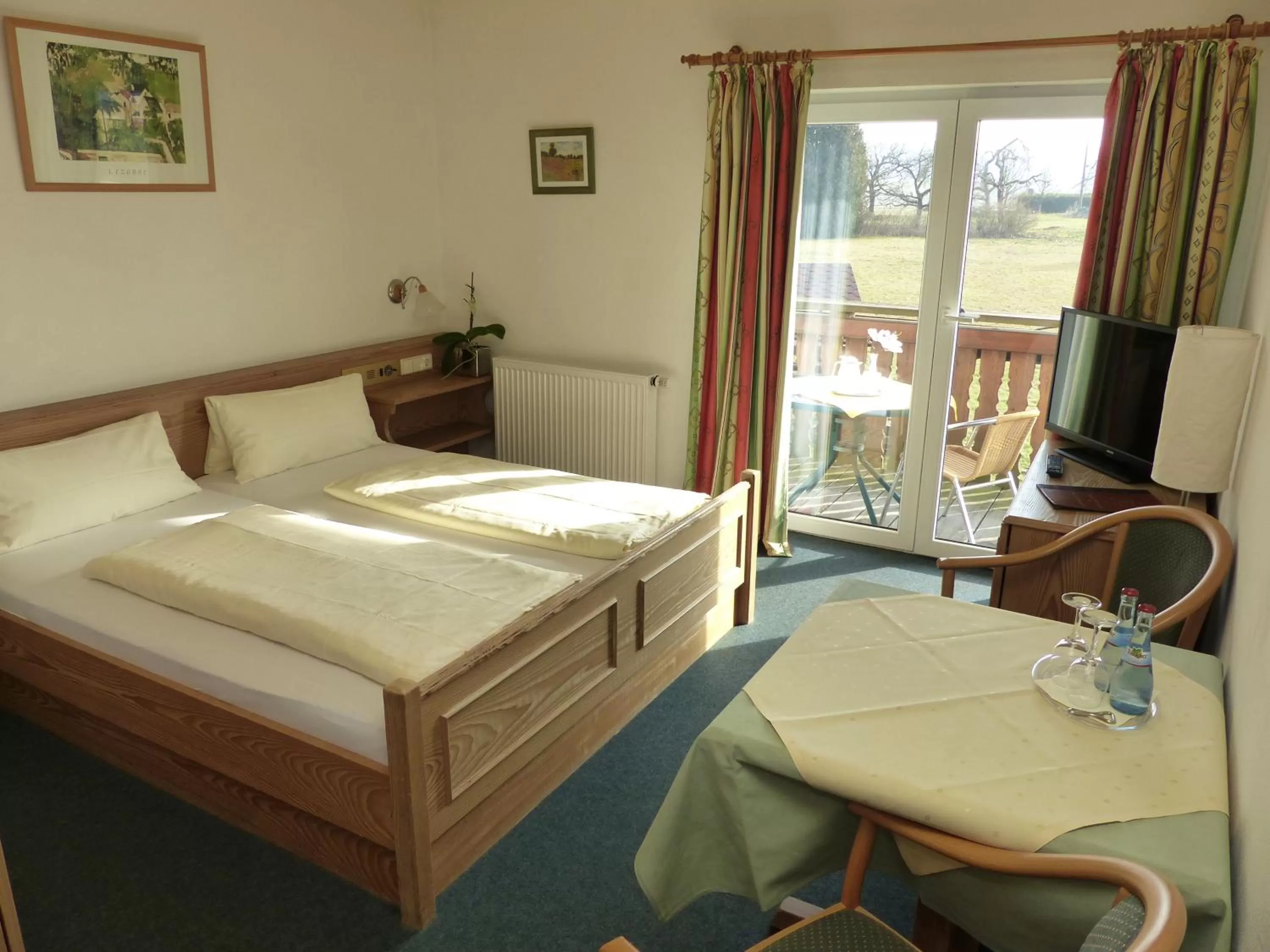 Communal lounge/ TV room, Bed in Grüner Baum