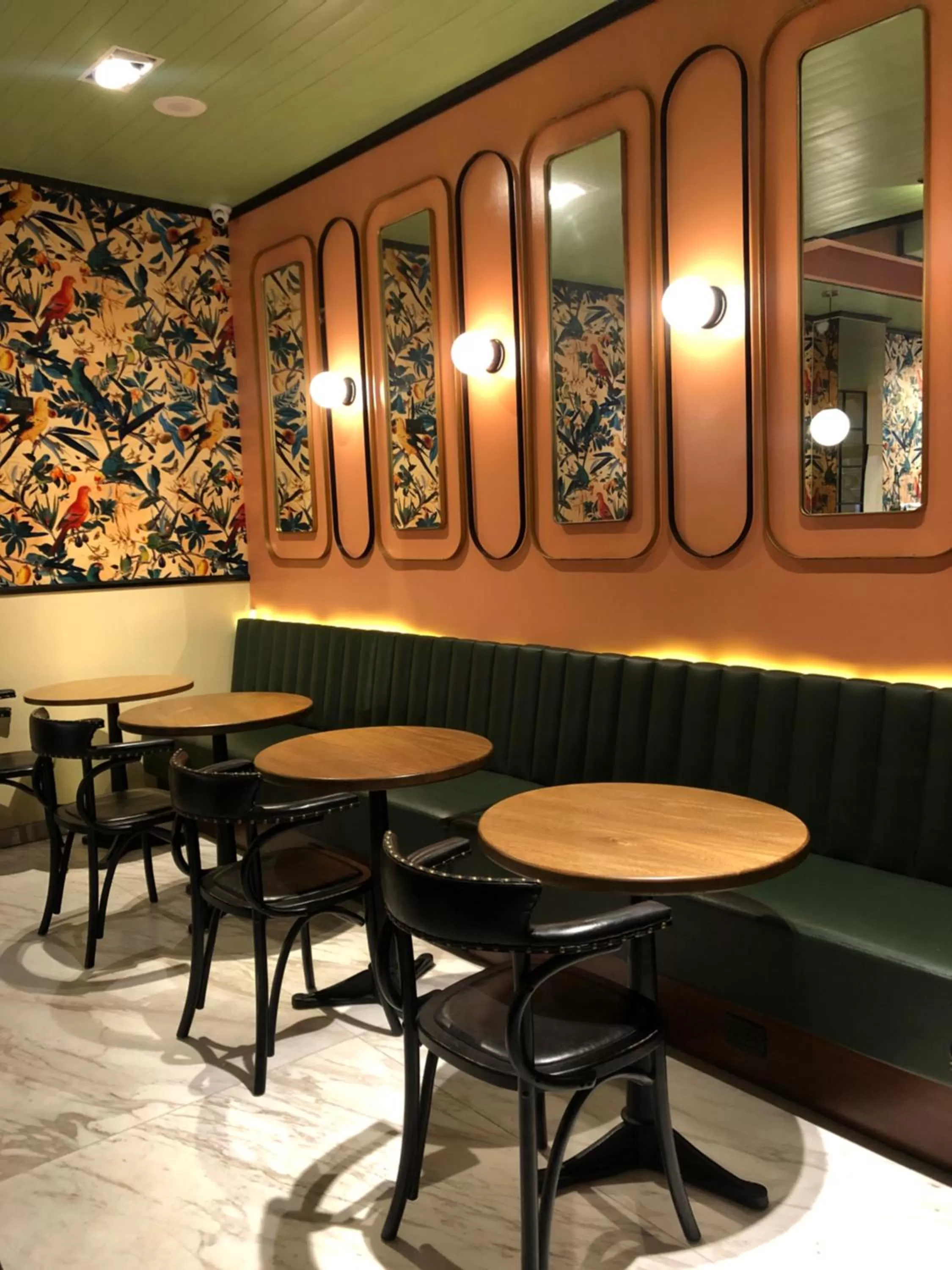 Restaurant/places to eat in Hotel Regina