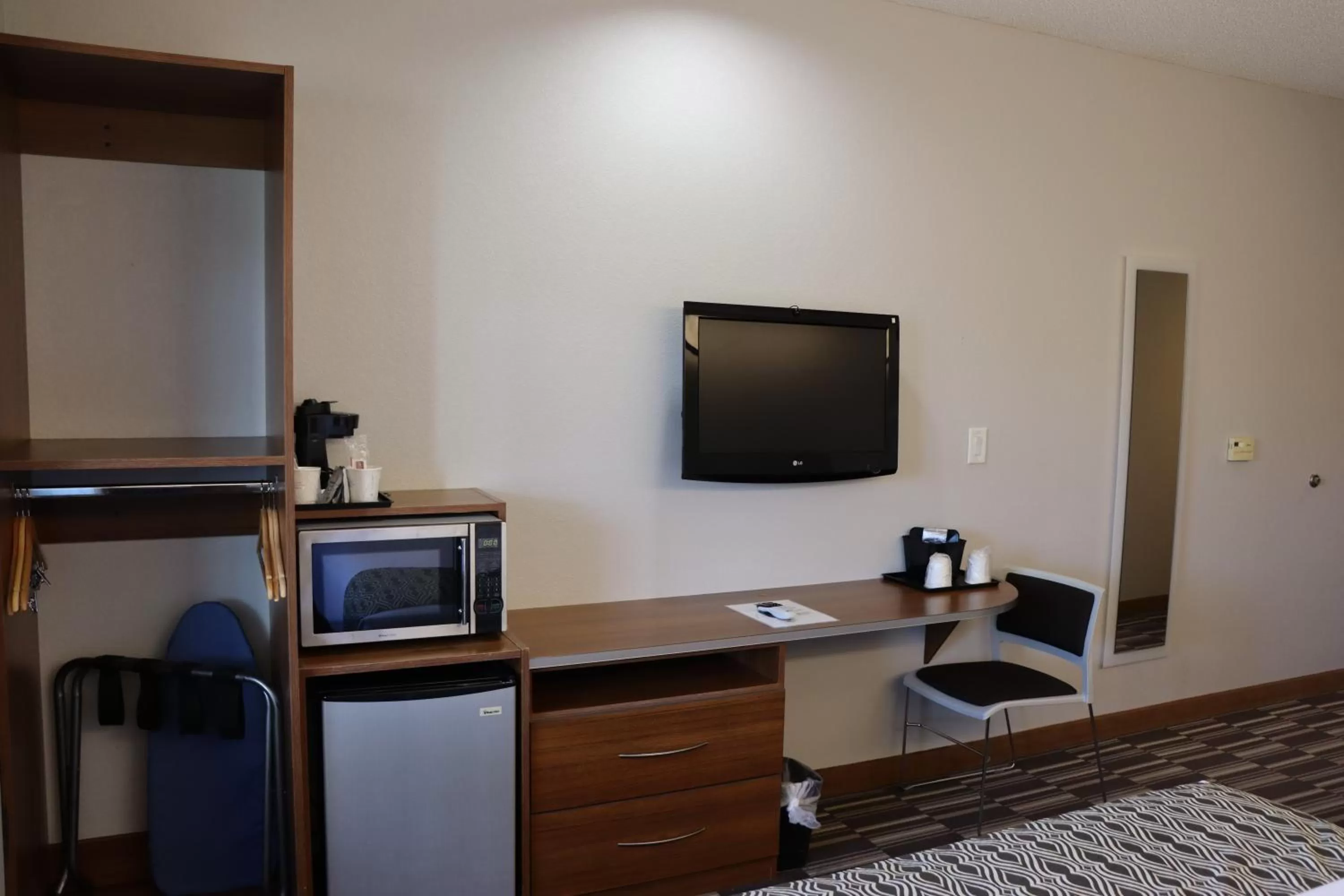 TV and multimedia in Microtel Inn & Suites by Wyndham Columbus Near Fort Moore