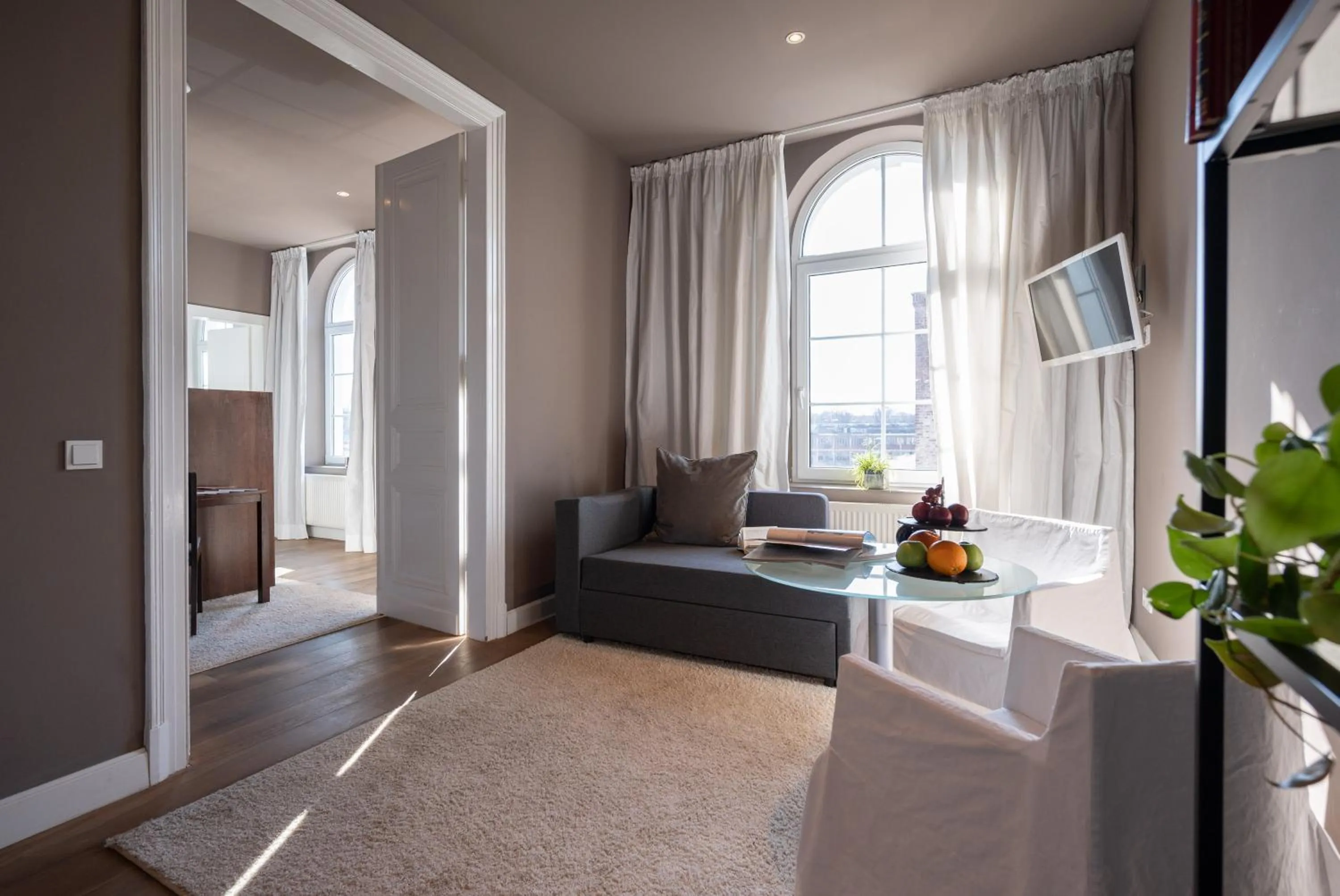 Living room, Bed in The New Yorker Hotel Köln-Messe