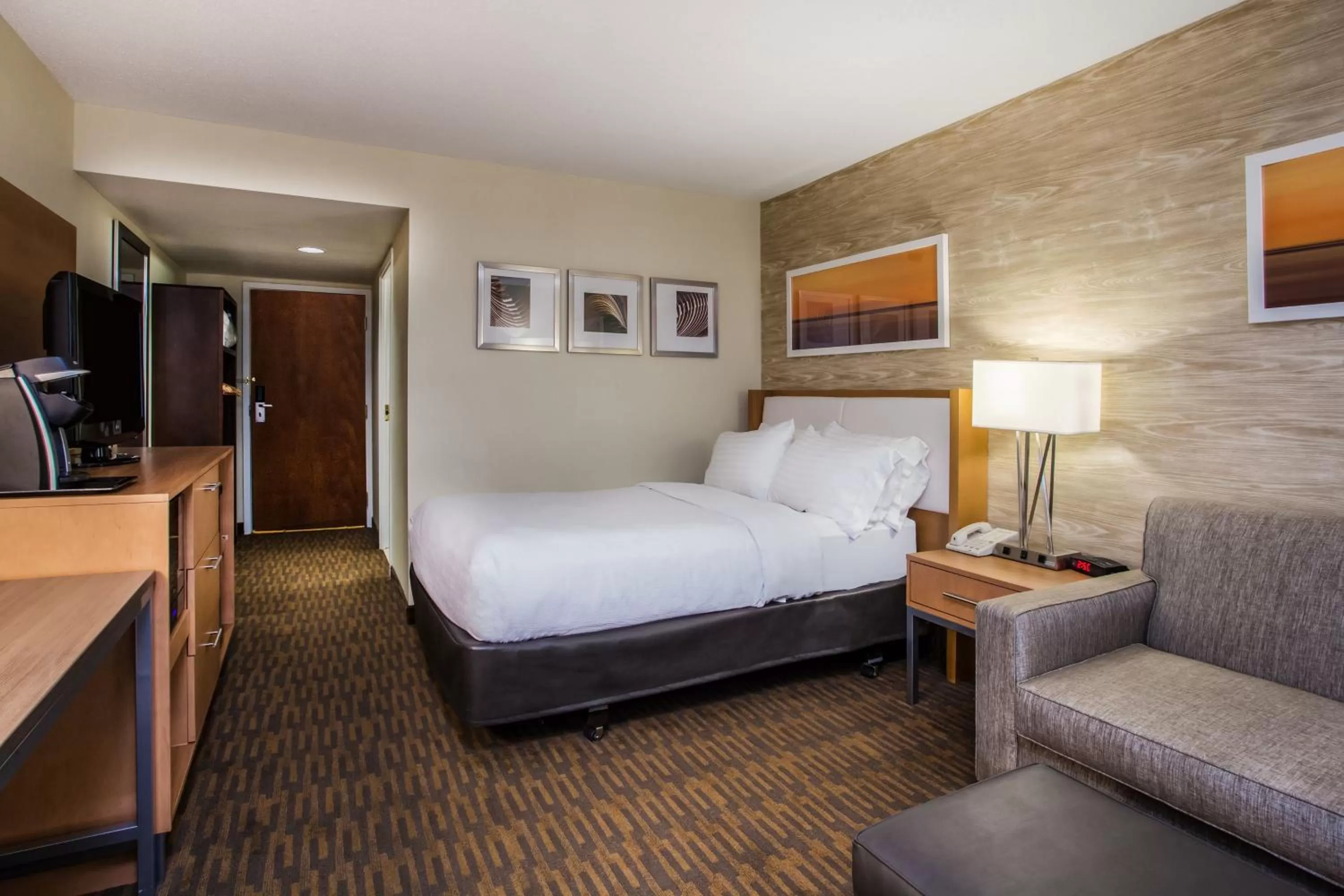 Photo of the whole room, Bed in Holiday Inn Saratoga Springs by IHG