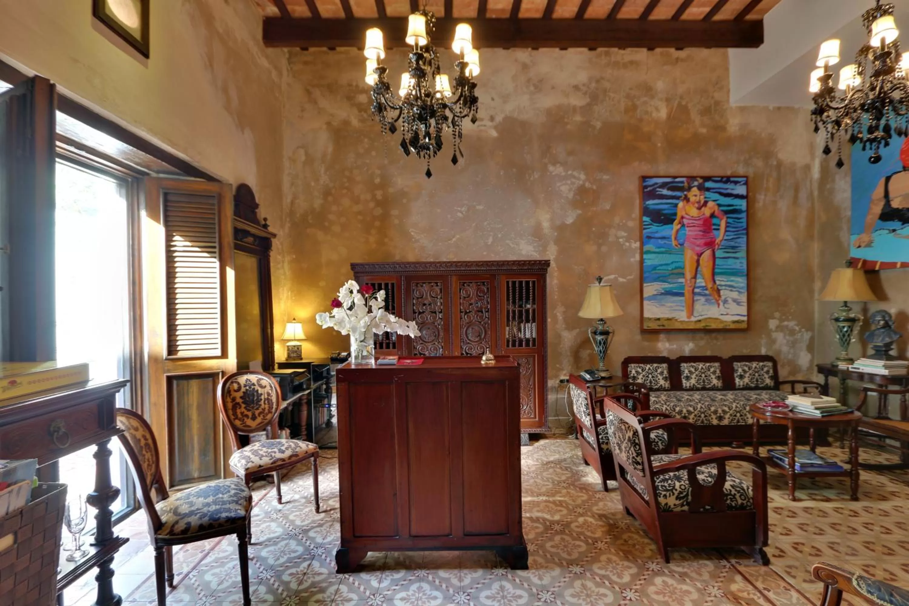 Communal lounge/ TV room in Villa Herencia Hotel