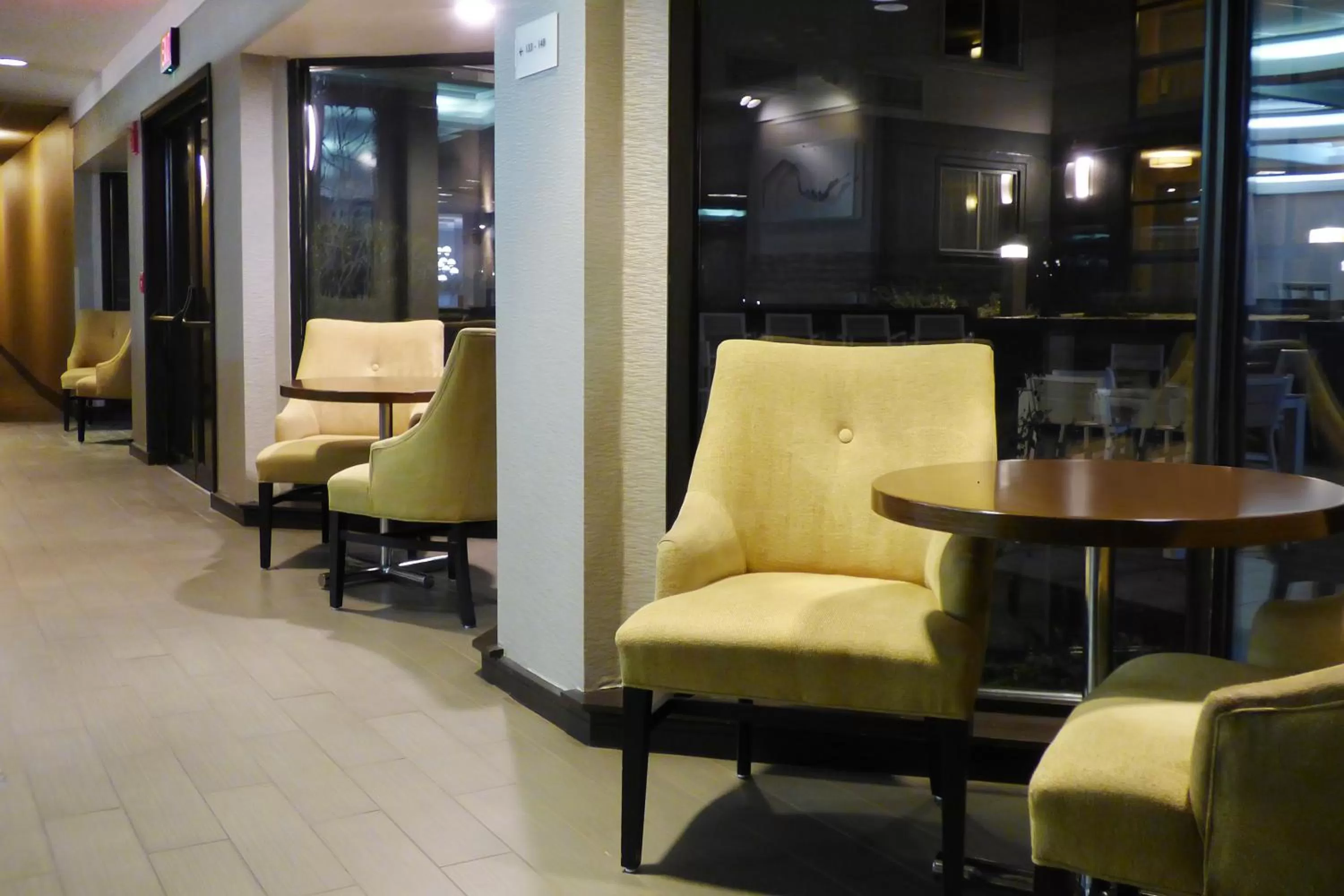 Lounge or bar in Radisson Akron-Fairlawn Copley