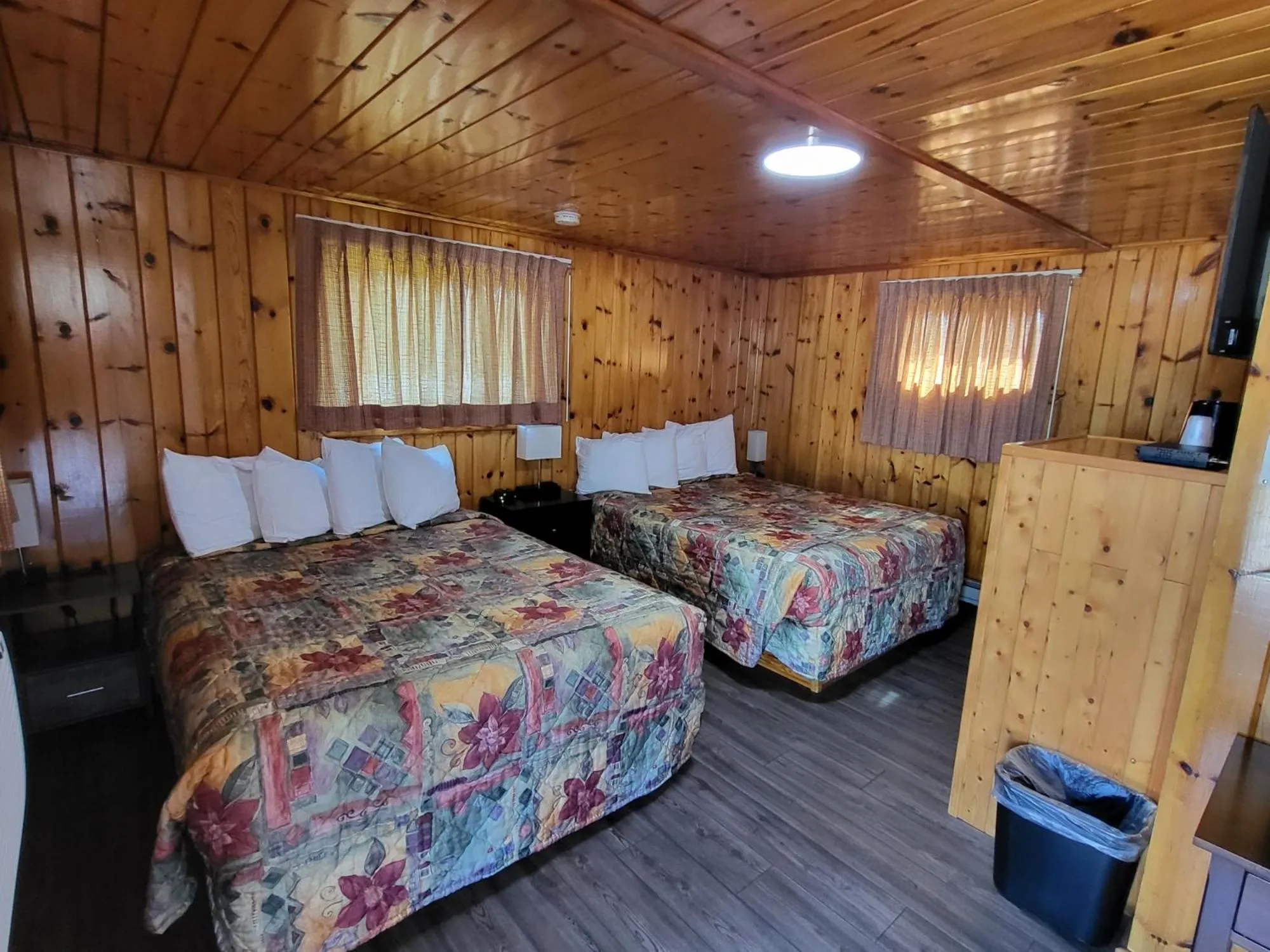 Bed in Sunset Motel at Armand's Gardens