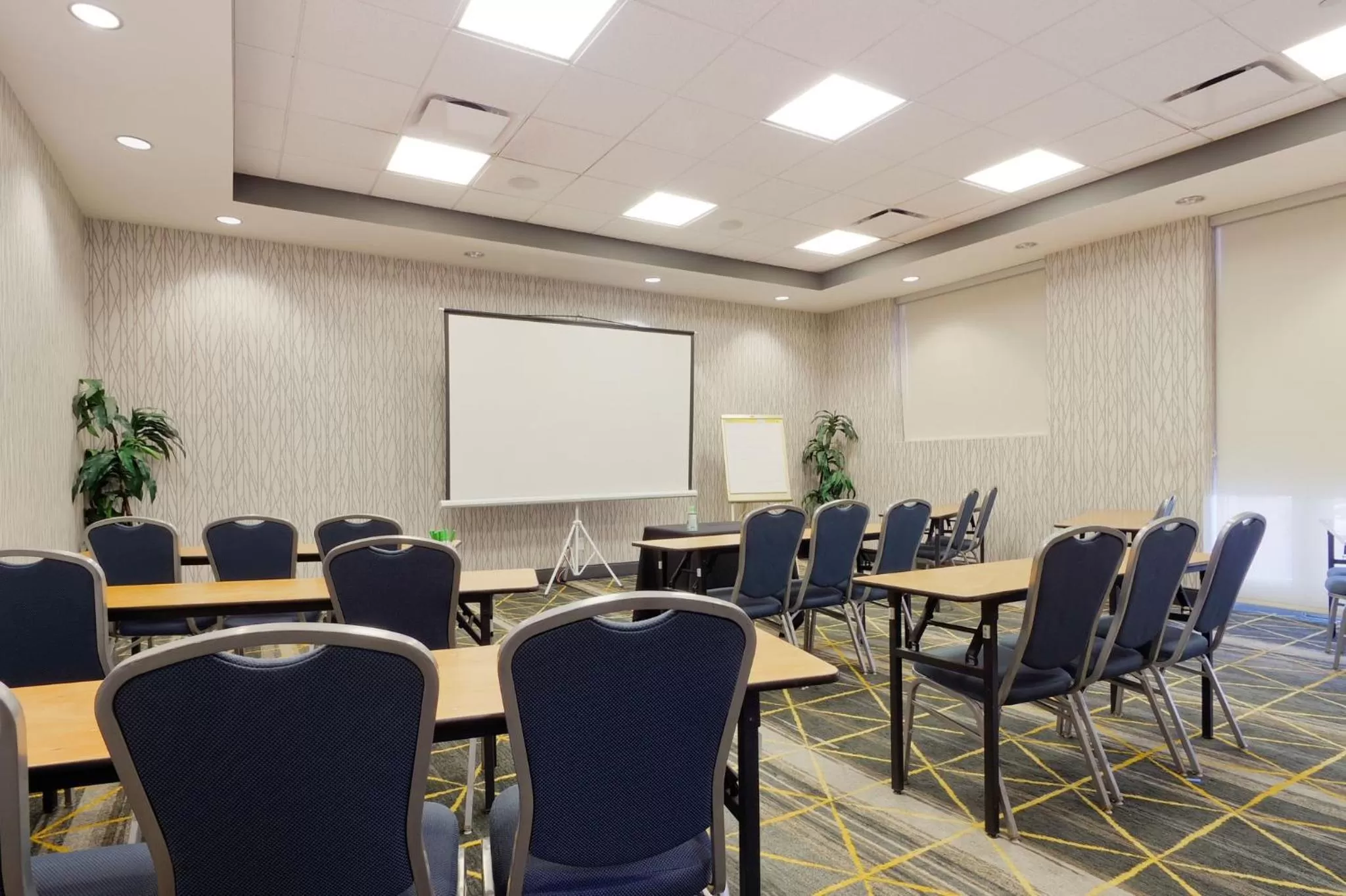 Meeting/conference room in Holiday Inn & Suites Phoenix Airport by IHG