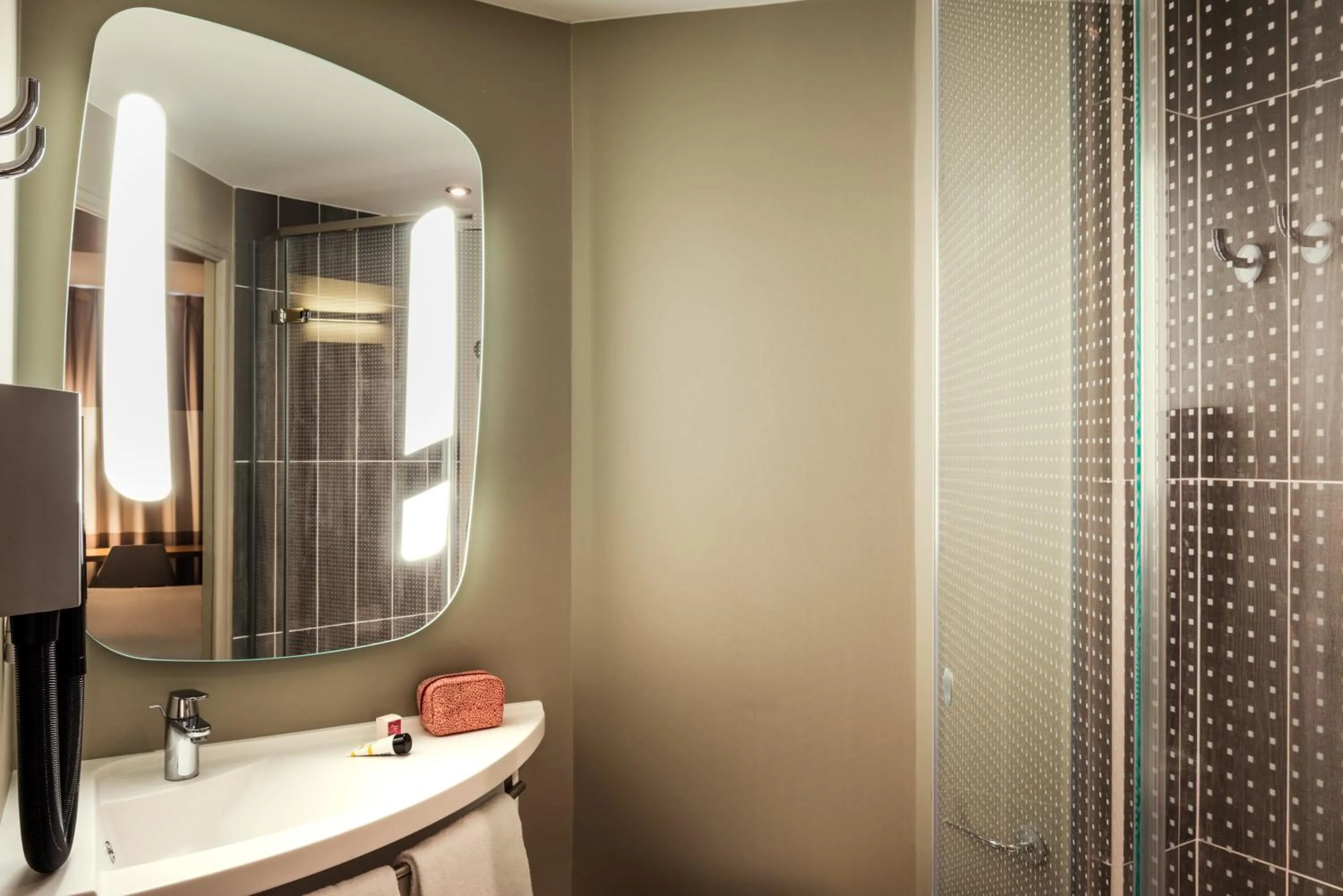 Bathroom in ibis Saint Quentin en Yvelines - Vélodrome