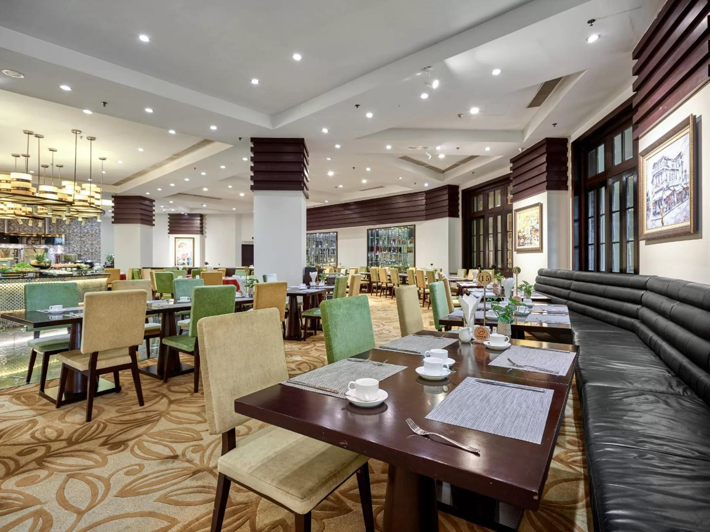 Restaurant/places to eat in Royal Halong Hotel