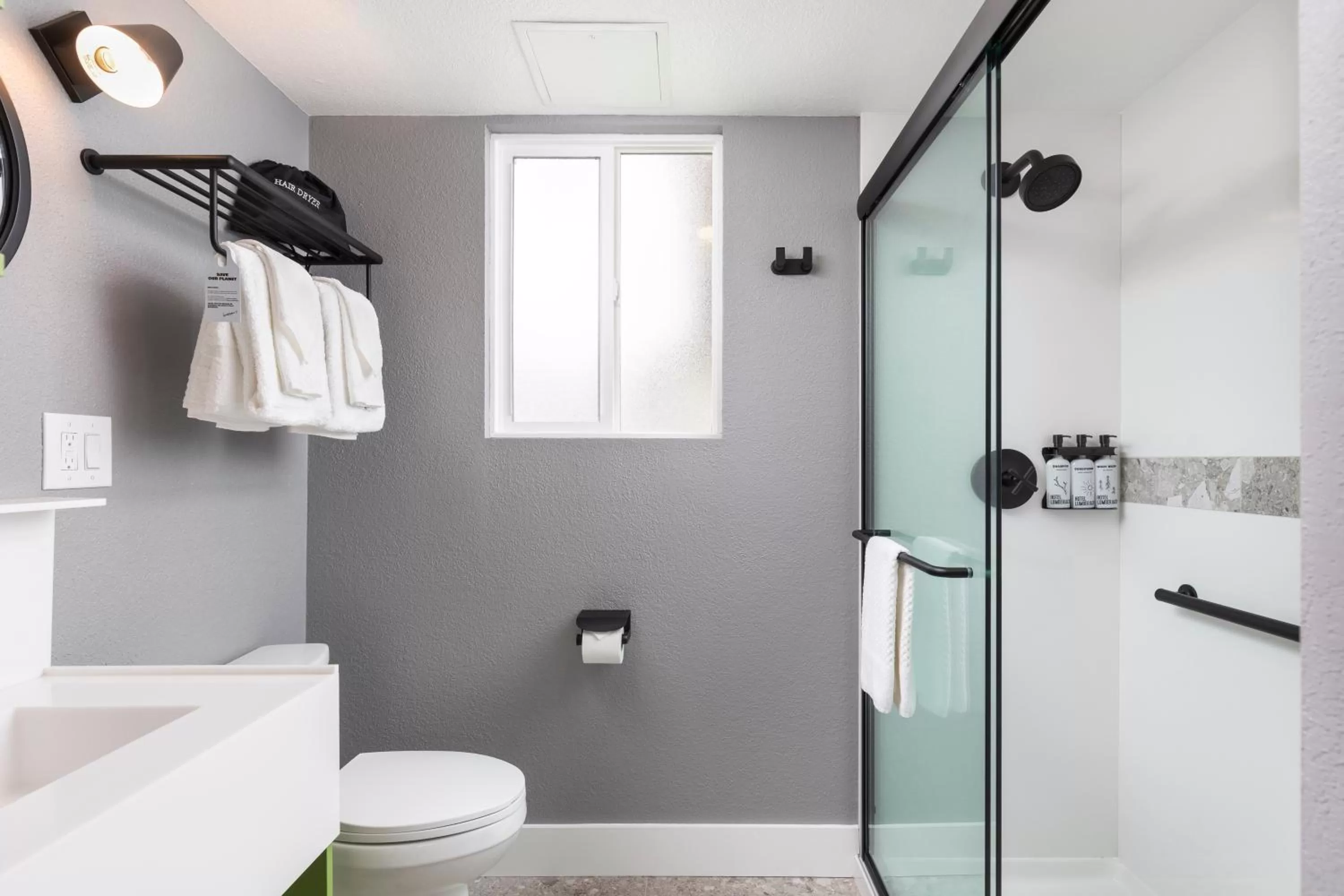 Shower in Hotel Lumberjack - Sonora