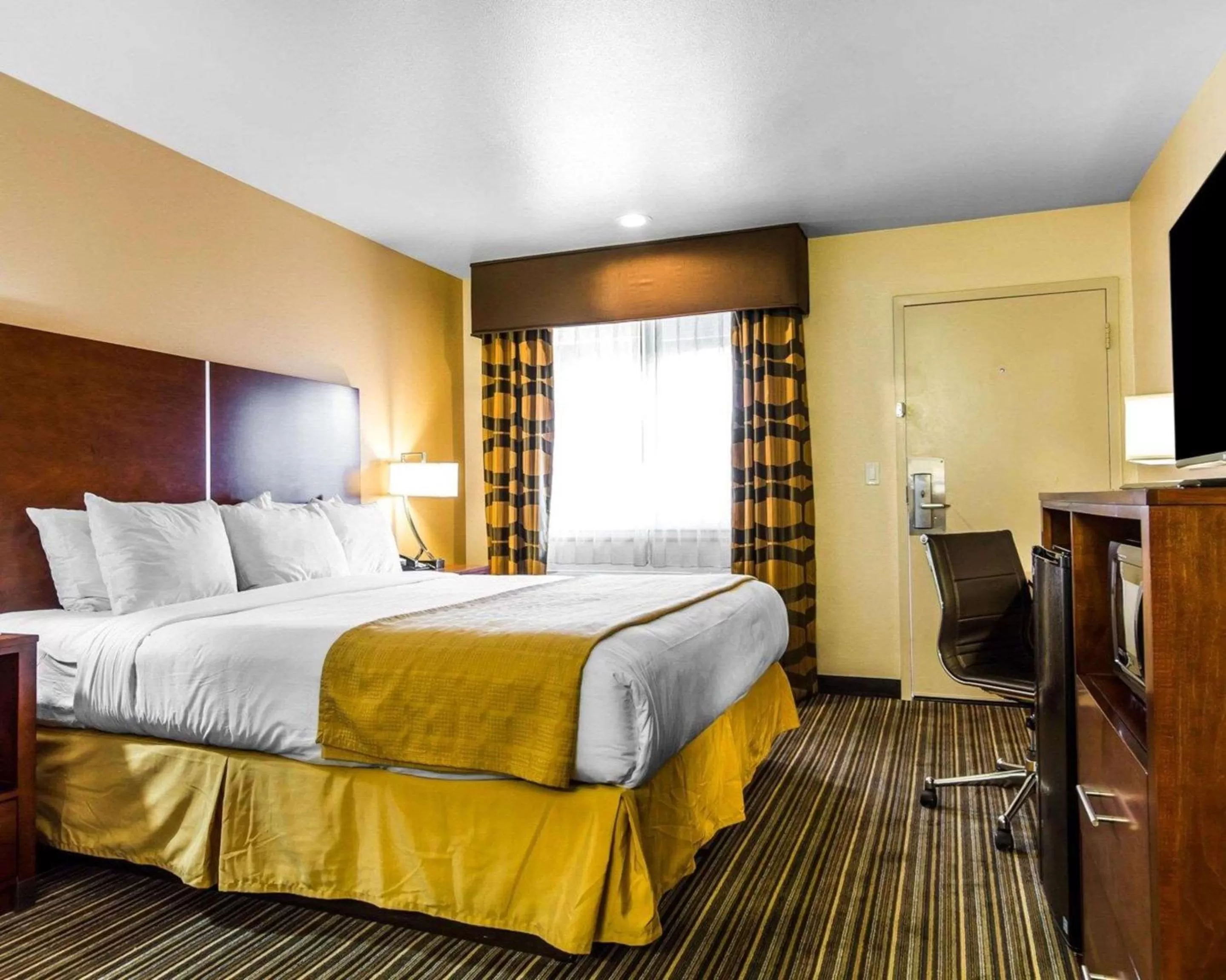 Photo of the whole room, Bed in Quality Inn Martinez