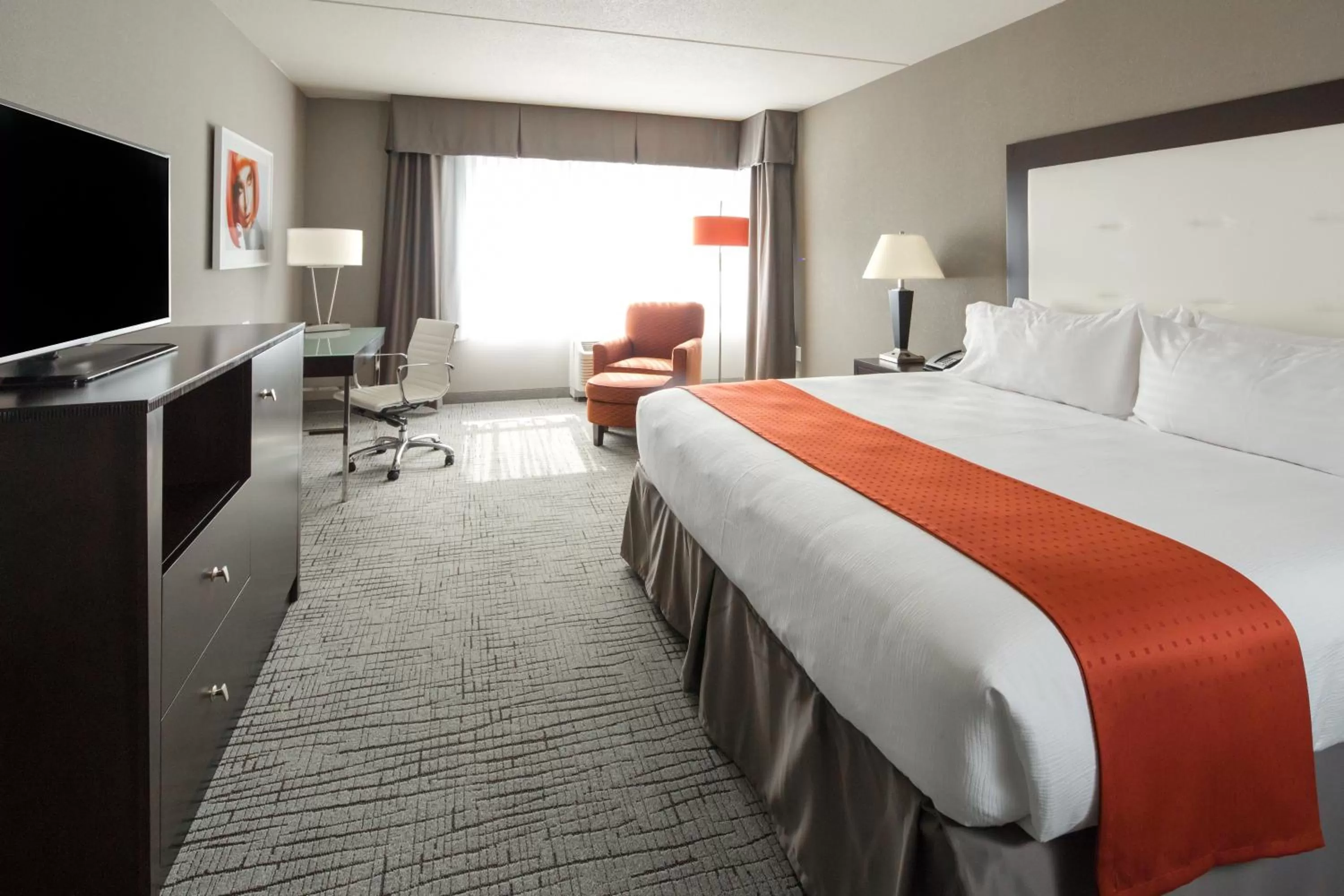 Photo of the whole room, Bed in Holiday Inn Hotel & Suites Davenport by IHG