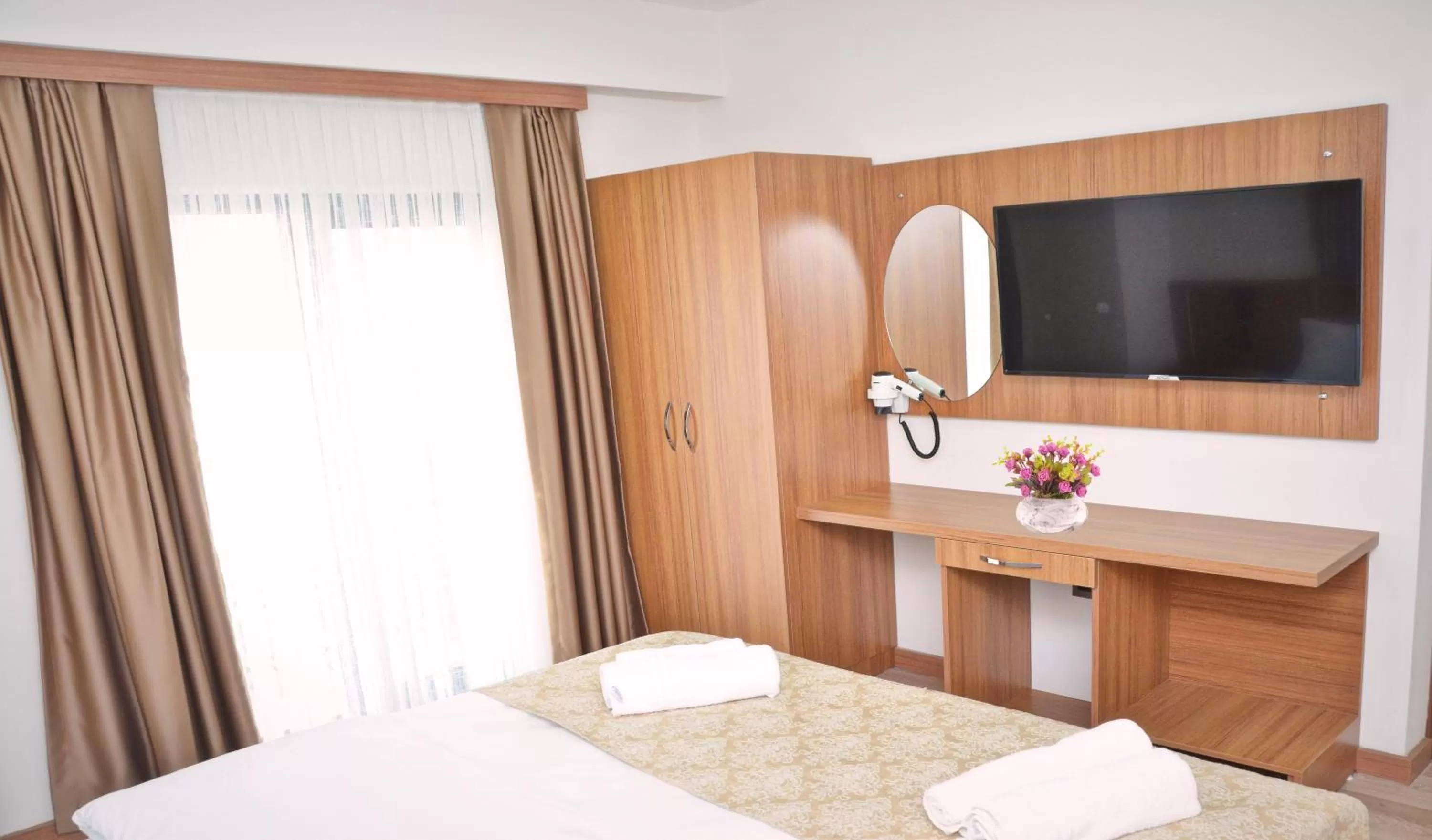 Communal lounge/ TV room, Bed in Hotel La SERA