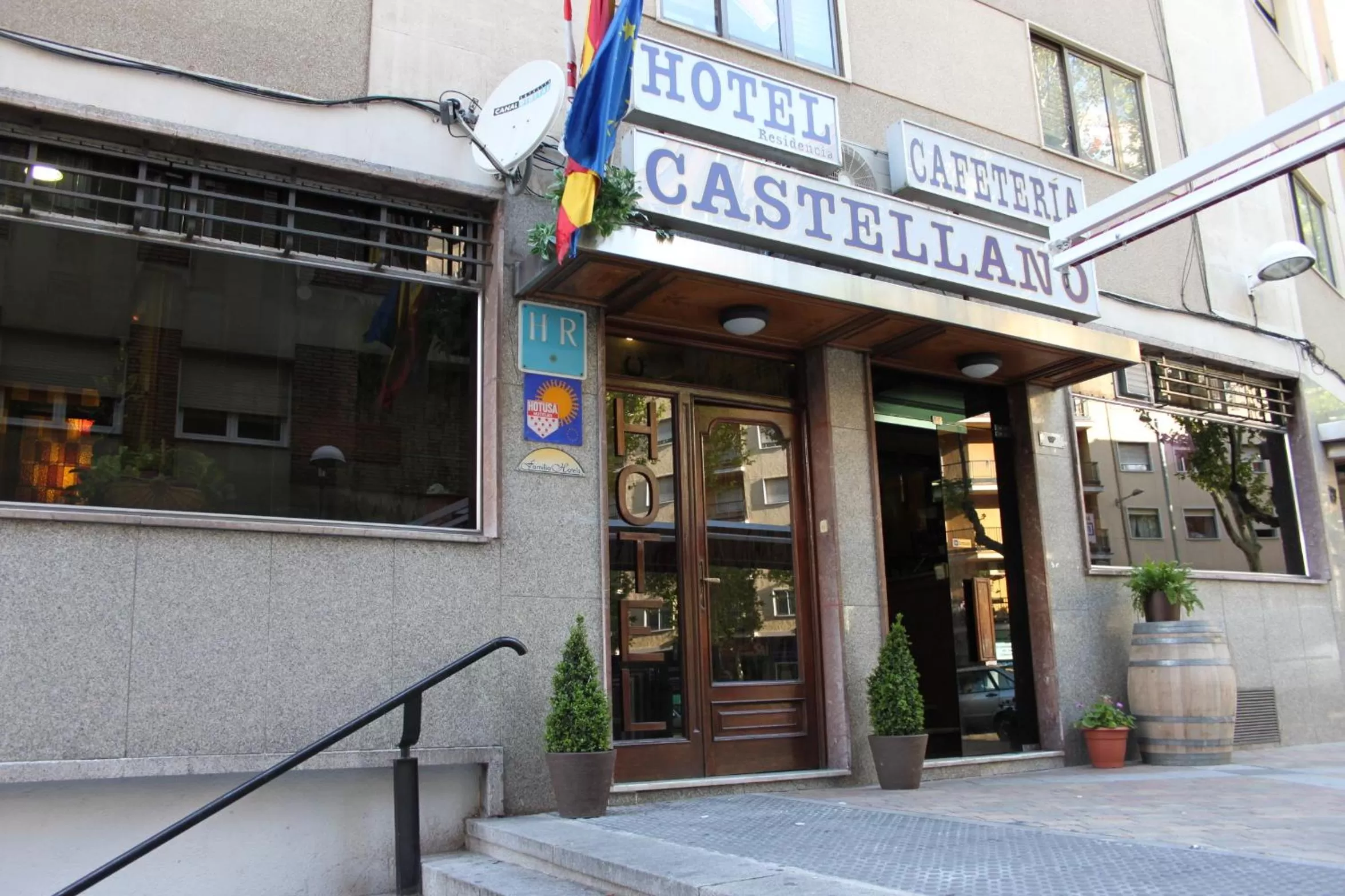 Facade/entrance in Hotel Castellano I