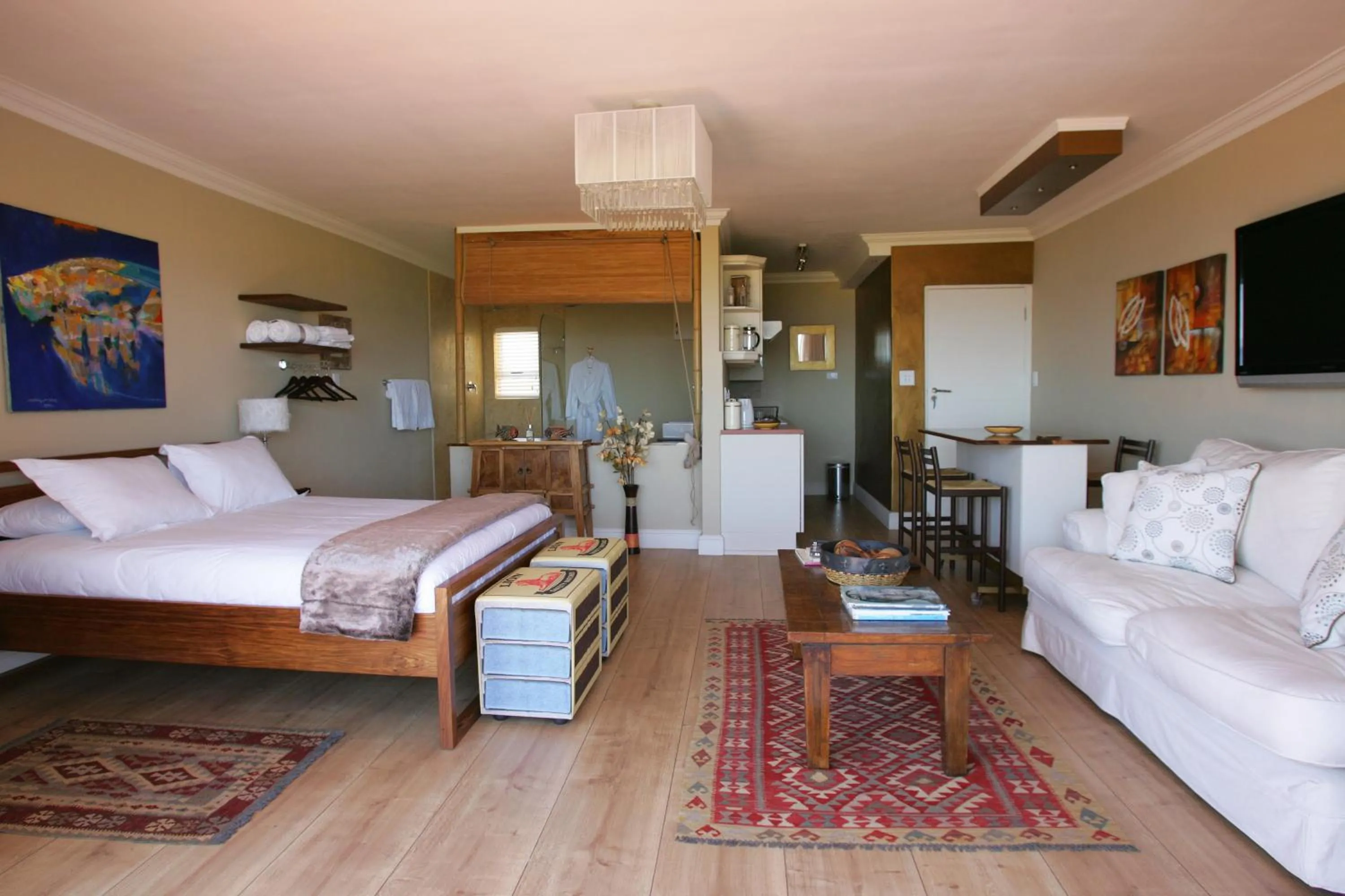 Balcony/Terrace, Bed in Dolphin Inn Guesthouse