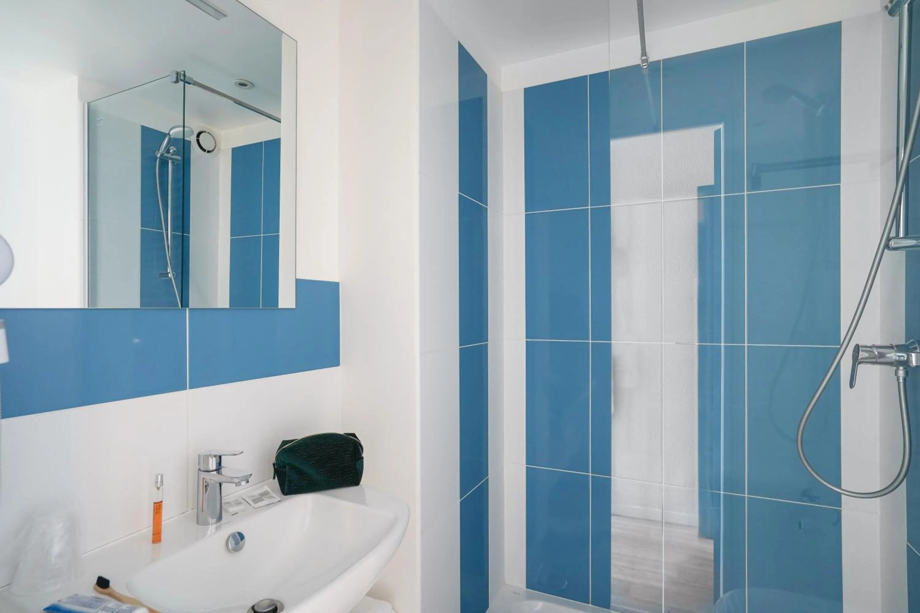 Shower in greet Hotel Bordeaux Aeroport