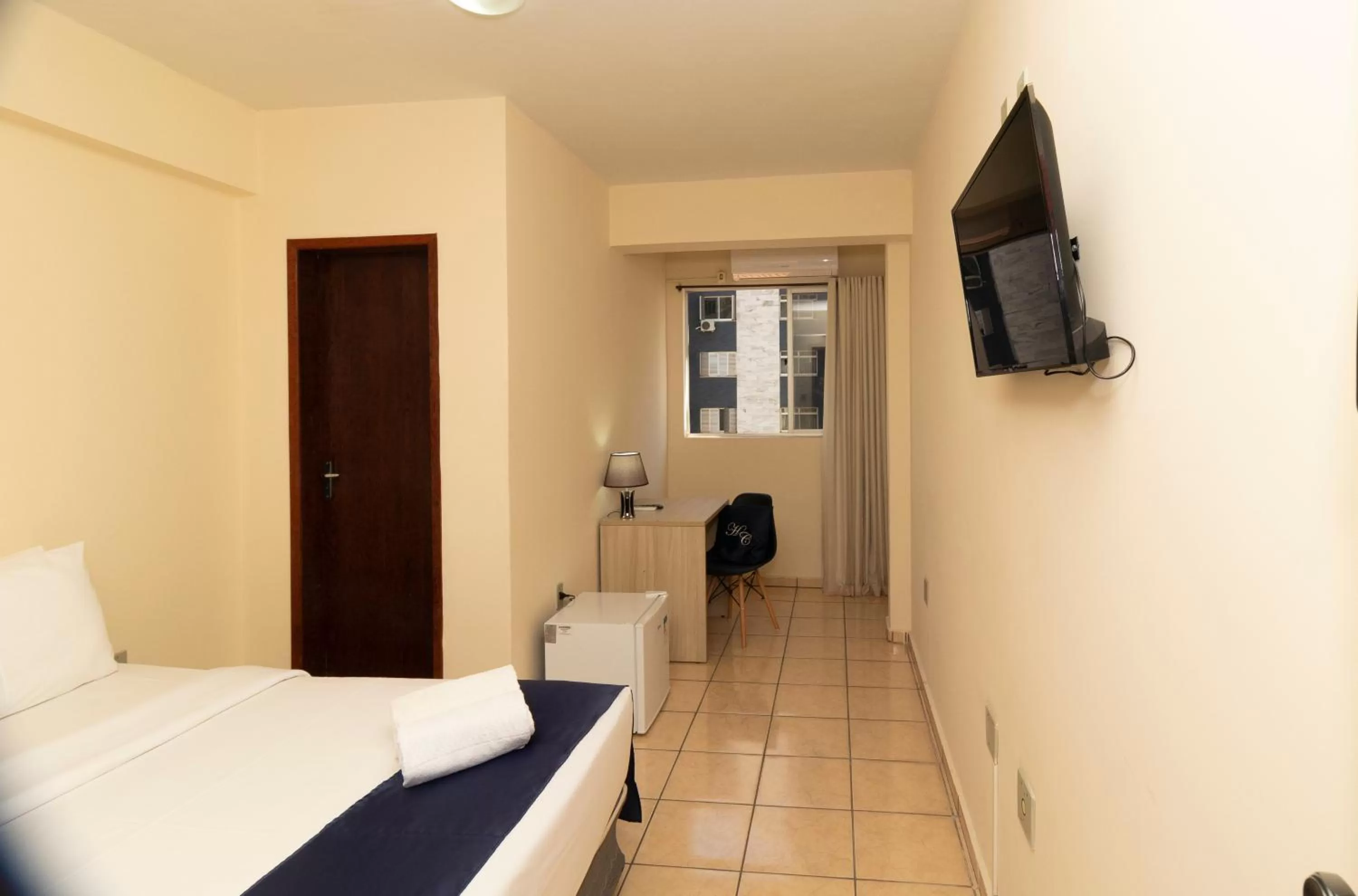 Bedroom, TV/Entertainment Center in Hotel Cruz Divinópolis - By UP Hotel