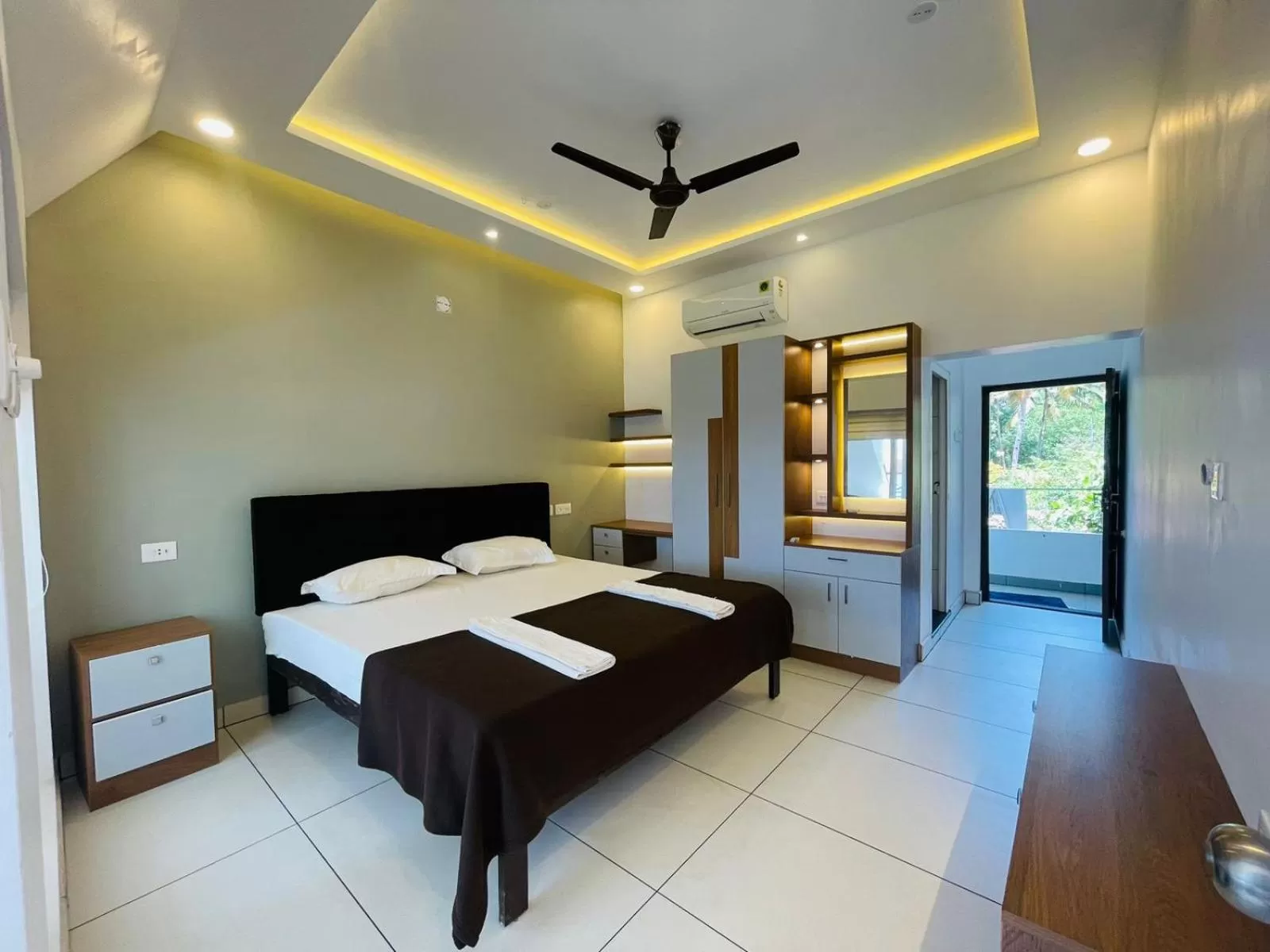 Bedroom, Bed in Garden Bay Resort