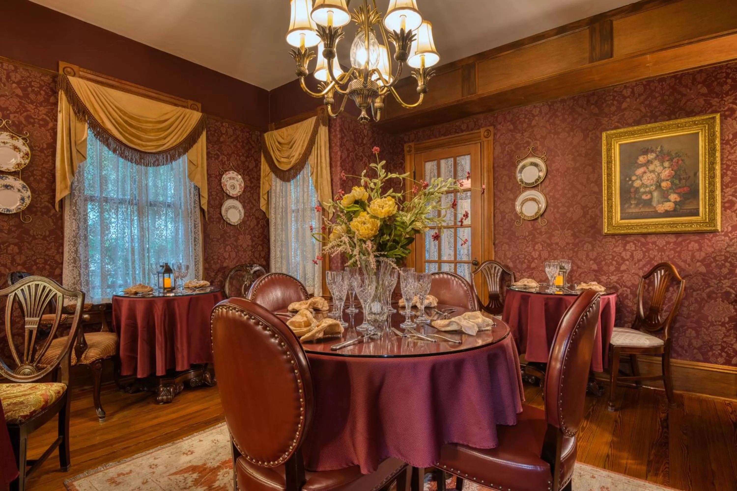 Breakfast in Cedar House Inn