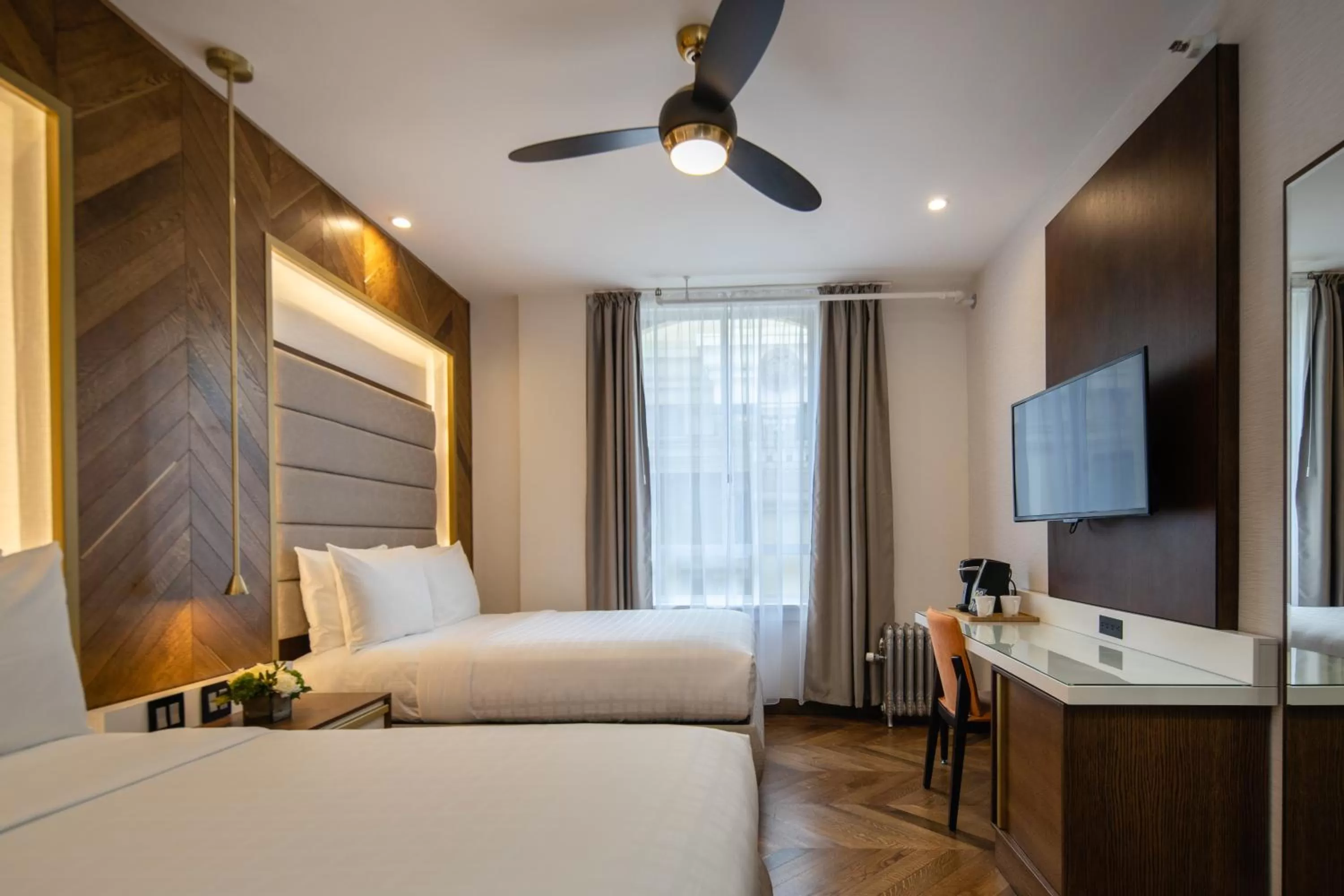 Photo of the whole room, Bed in Hotel 32One