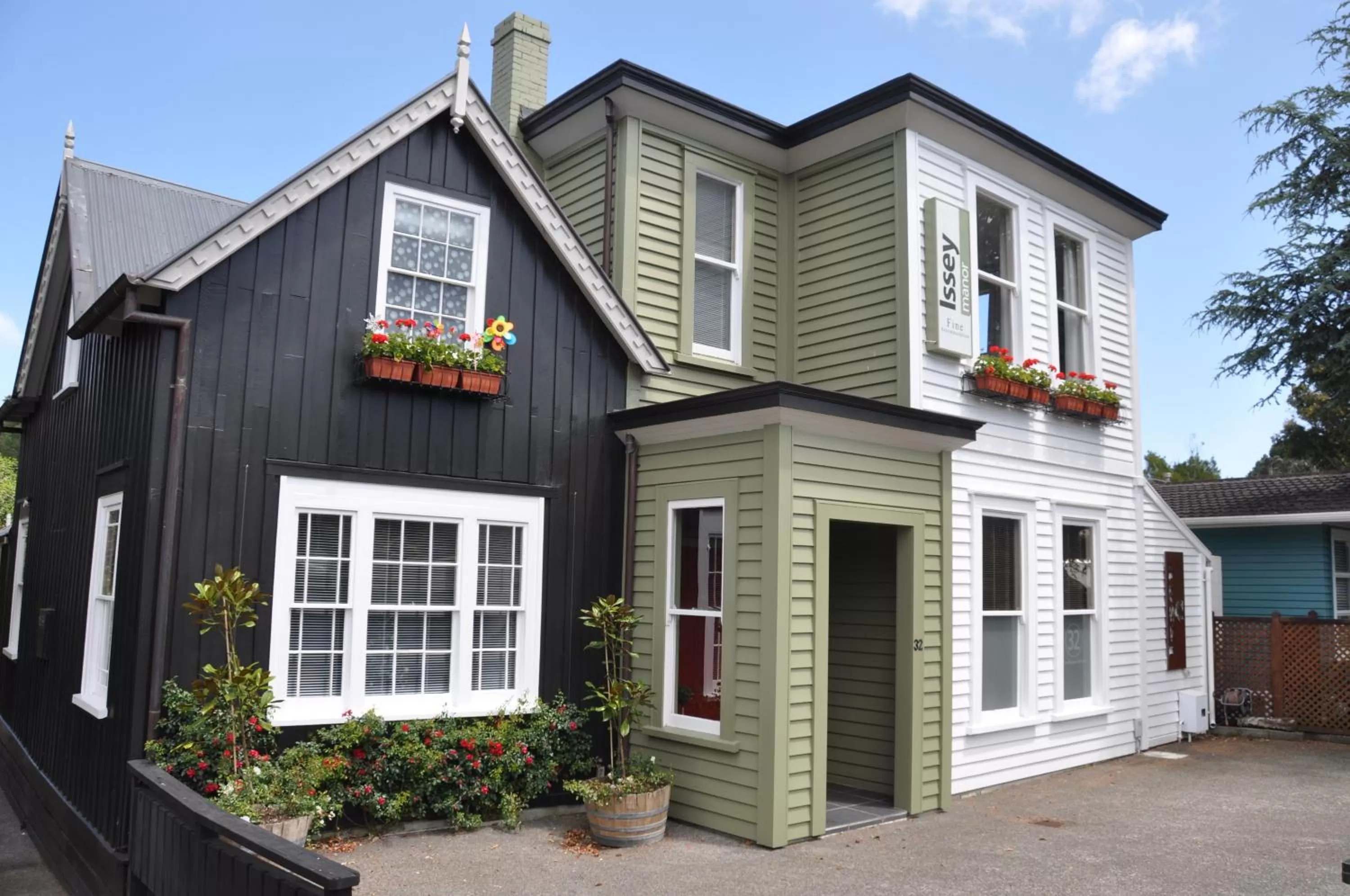 Facade/entrance, Property Building in Issey Manor