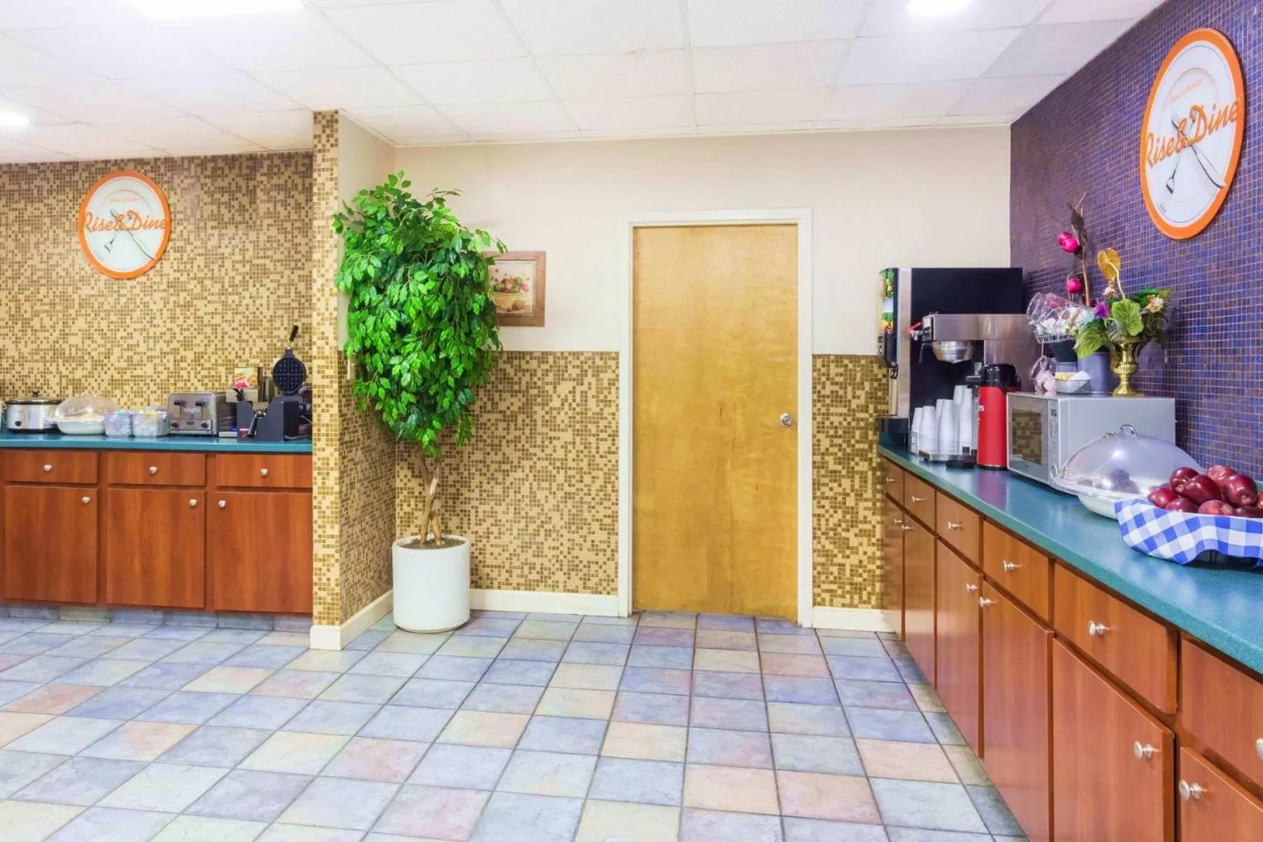 Continental breakfast in Howard Johnson by Wyndham Savannah GA