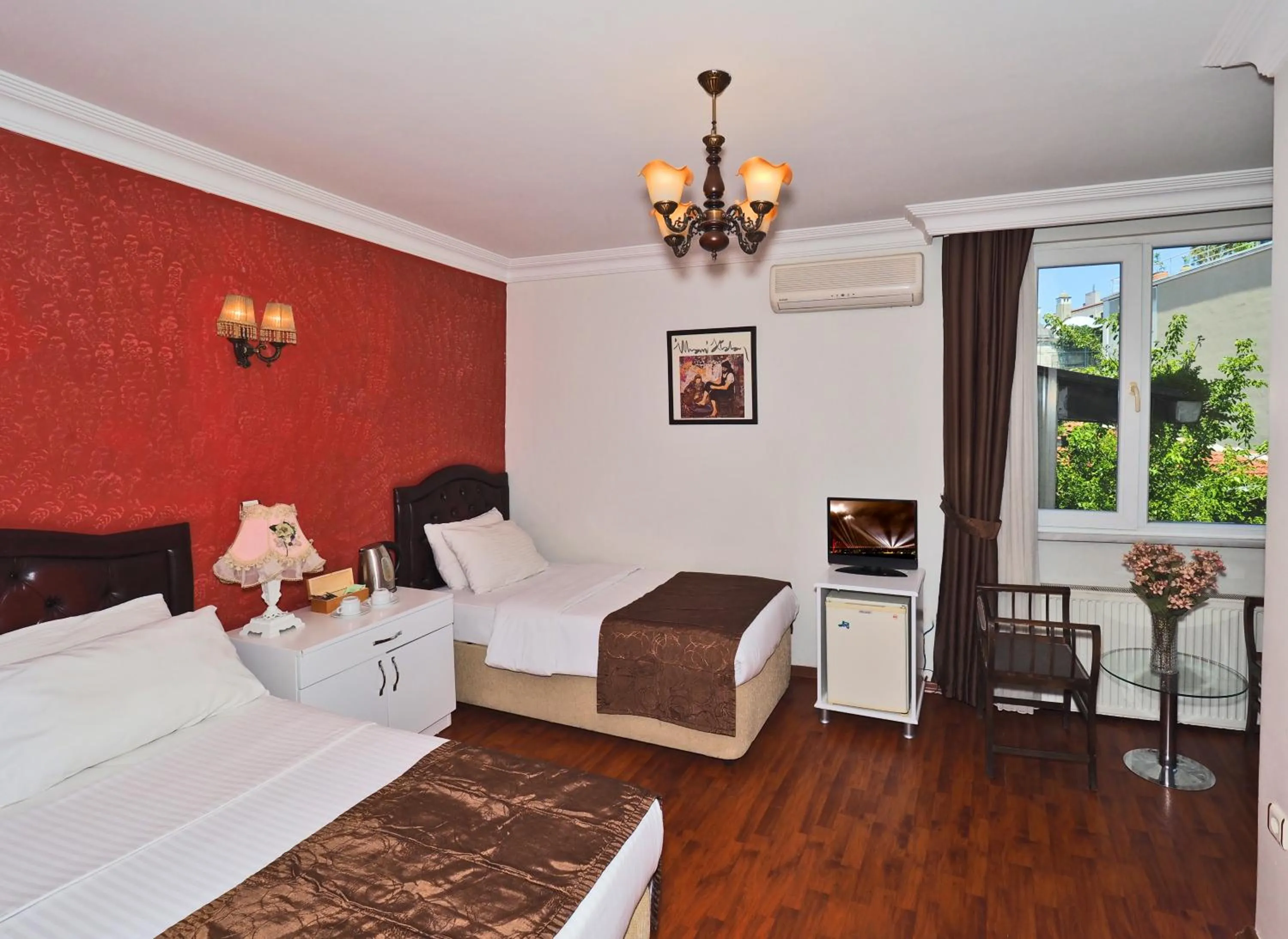 Photo of the whole room, Bed in The Sunrise Hotel