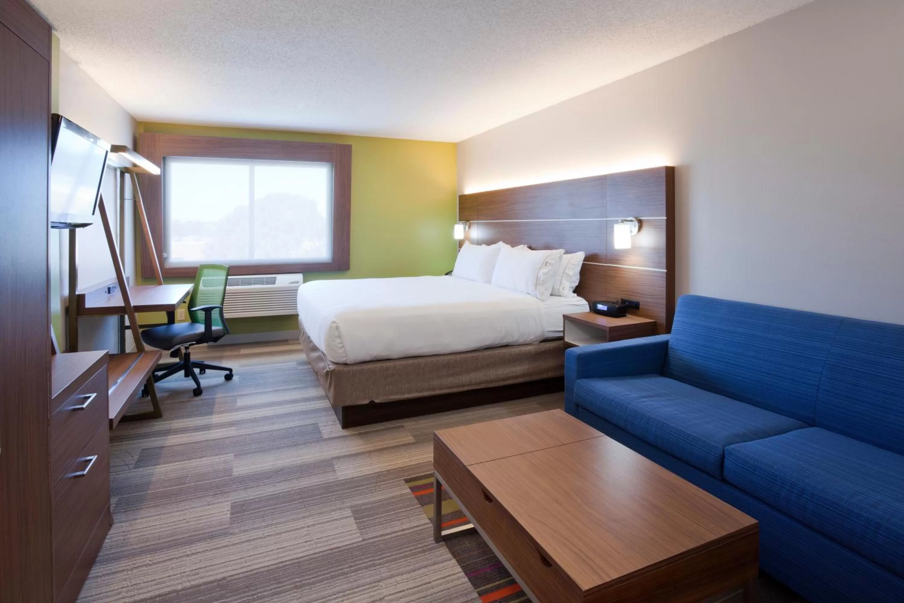 Bed in Holiday Inn Express Hotel & Suites Minneapolis-Golden Valley, an IHG Hotel