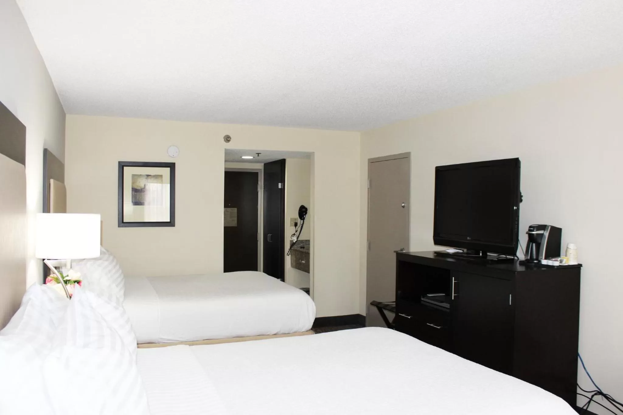 Photo of the whole room, Bed in Holiday Inn Hotel Atlanta-Tucker, a Full Service Hotel