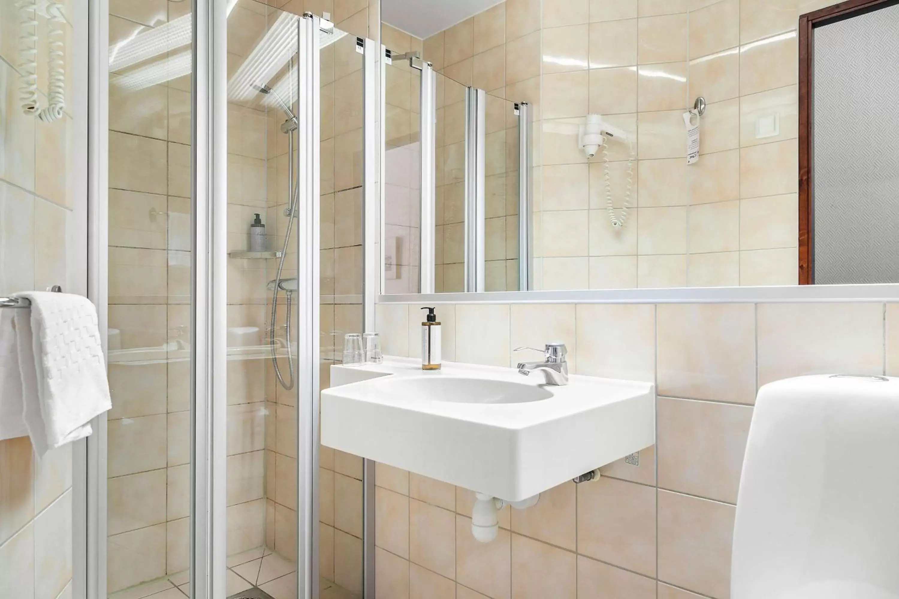 Queen Room (55 in bed) in Best Western Ta Inn Hotel Queen Room (55 in bed) in Best Western Ta Inn Hotel