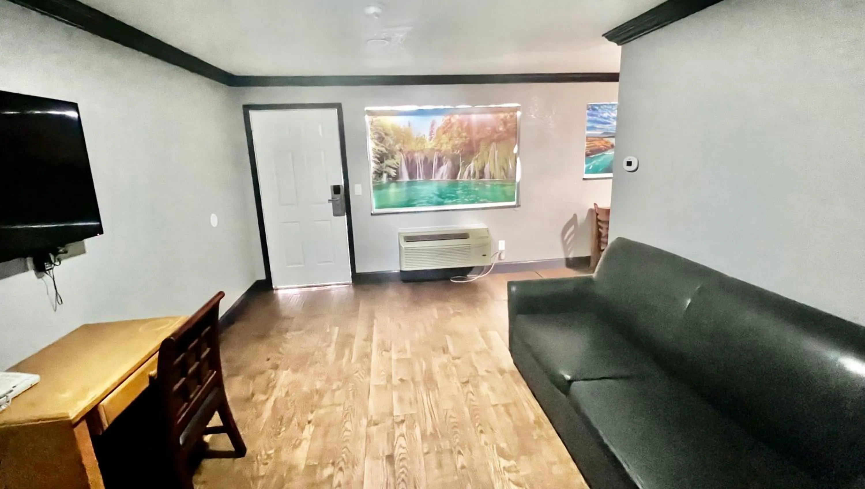 Photo of the whole room in Anchorage Inn Lakeport