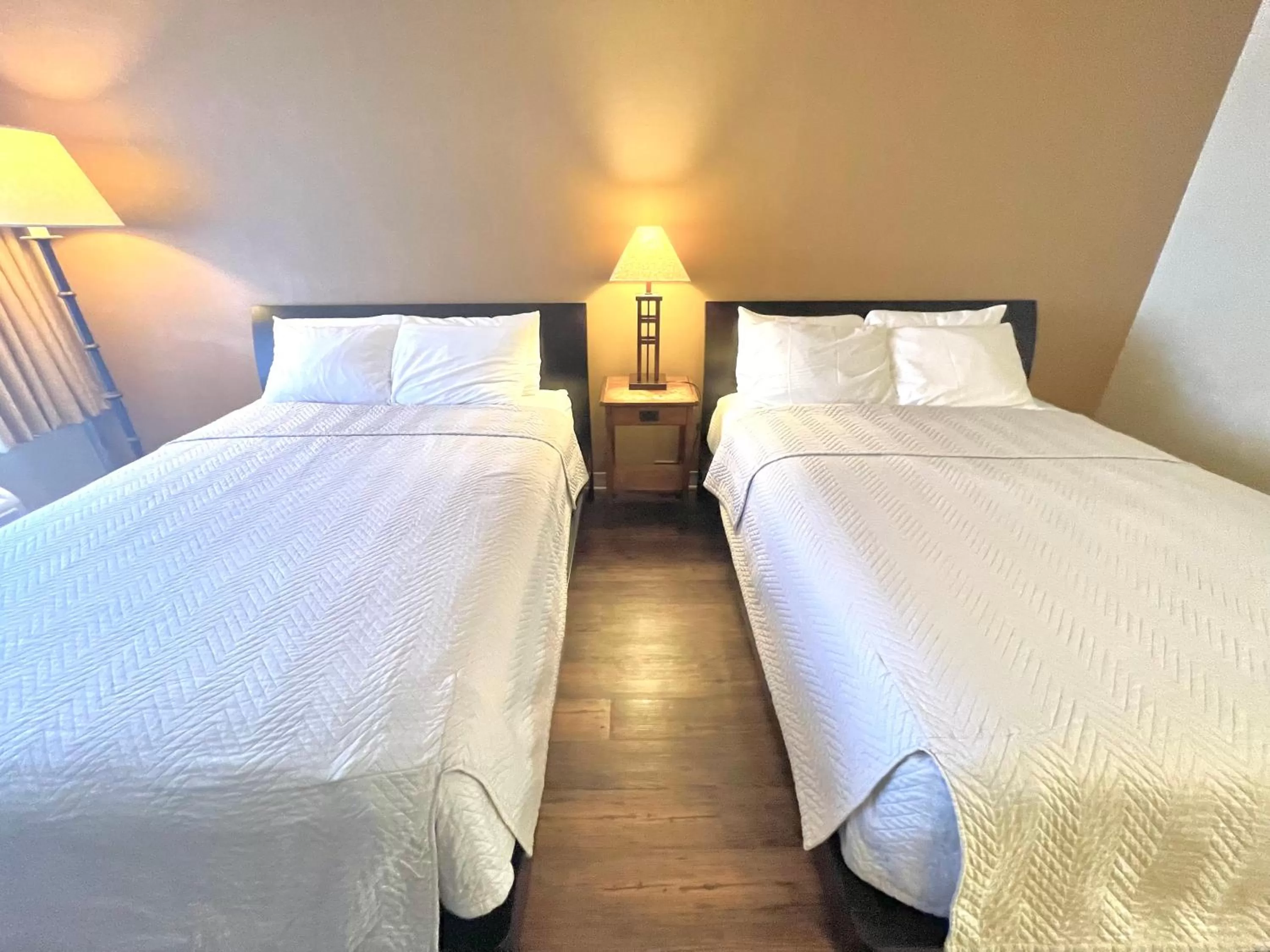 Bed in Eureka Springs Heritage Motel