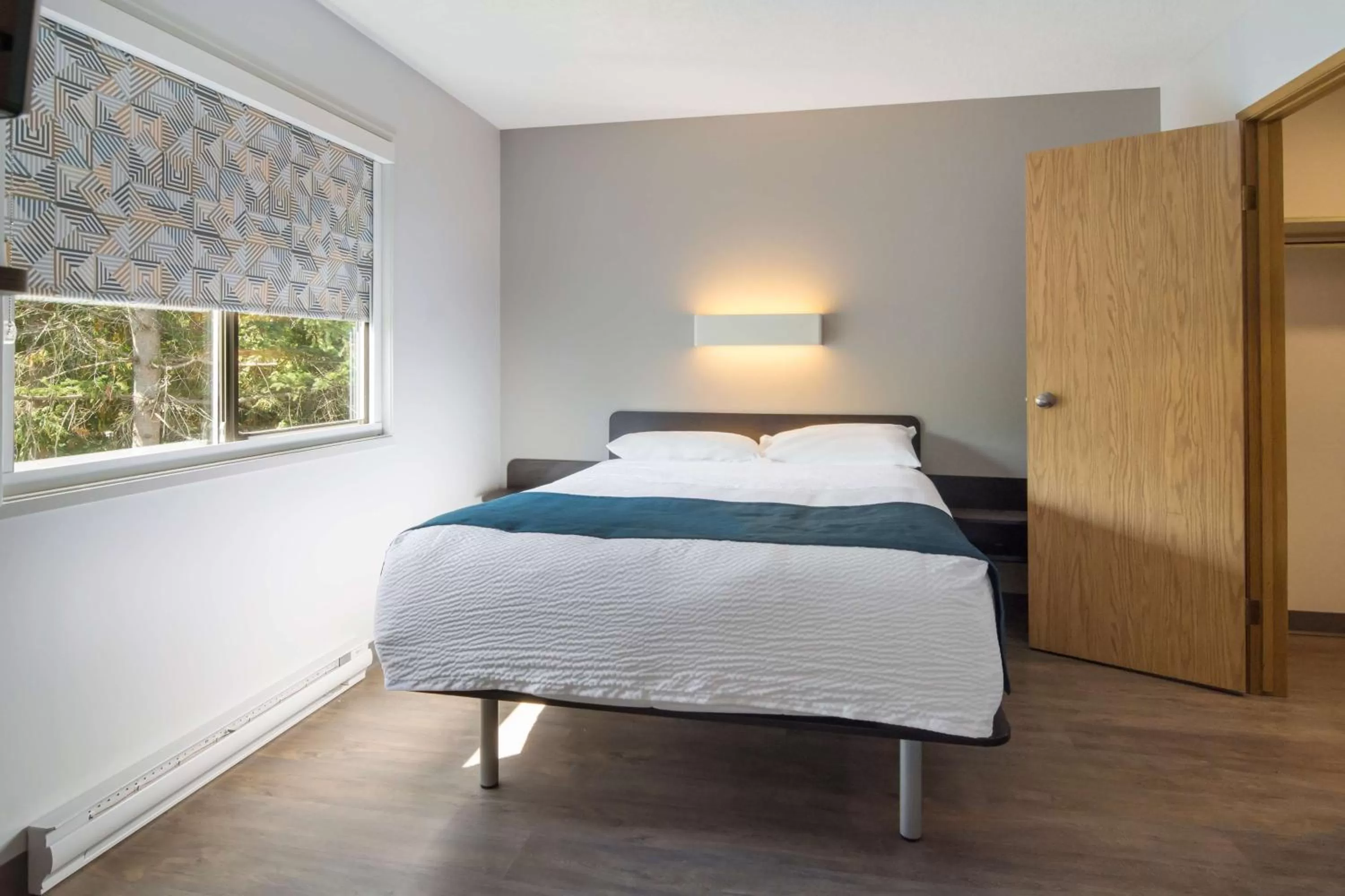 Photo of the whole room, Bed in Motel 6-Saanichton, BC - Victoria Airport