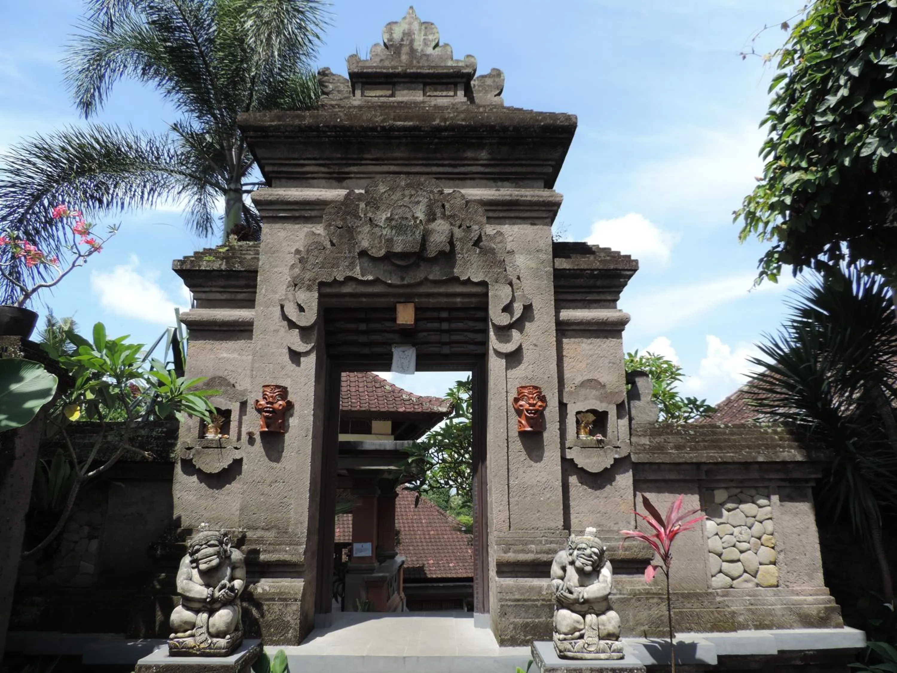 Facade/entrance in Nick's Hidden Cottages by Mahaputra