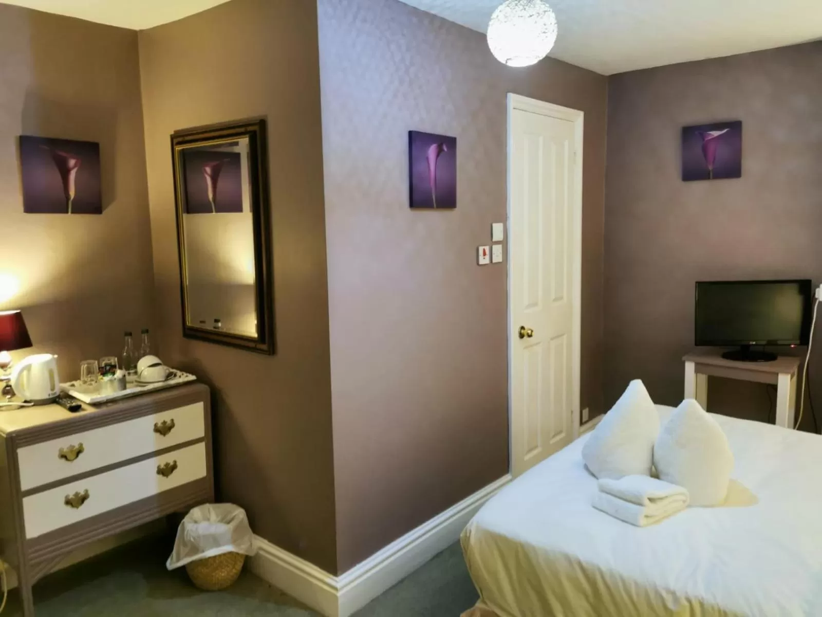 Bedroom, Bed in The Compasses Inn