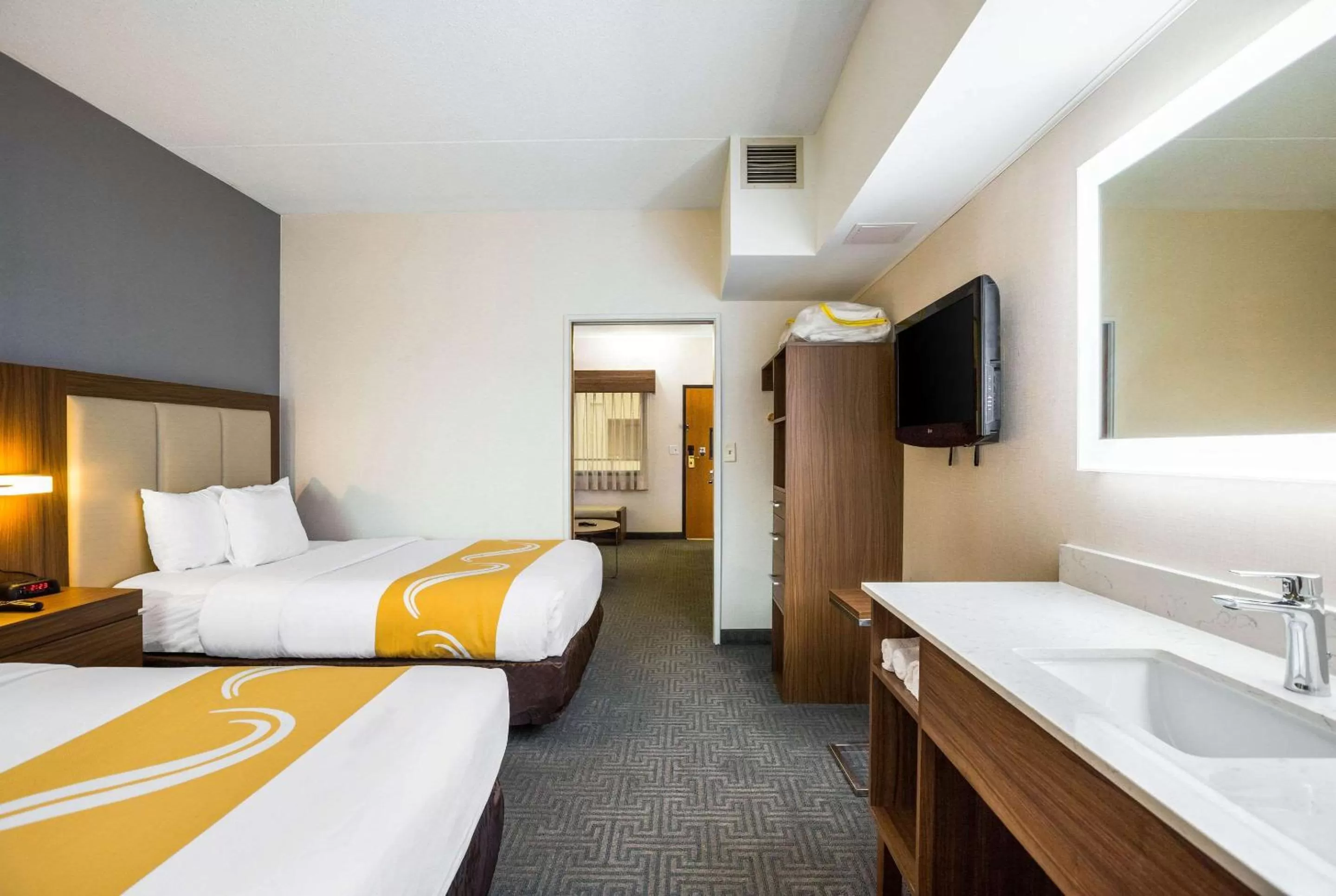 Bedroom, Bed in Quality Suites Lansing West