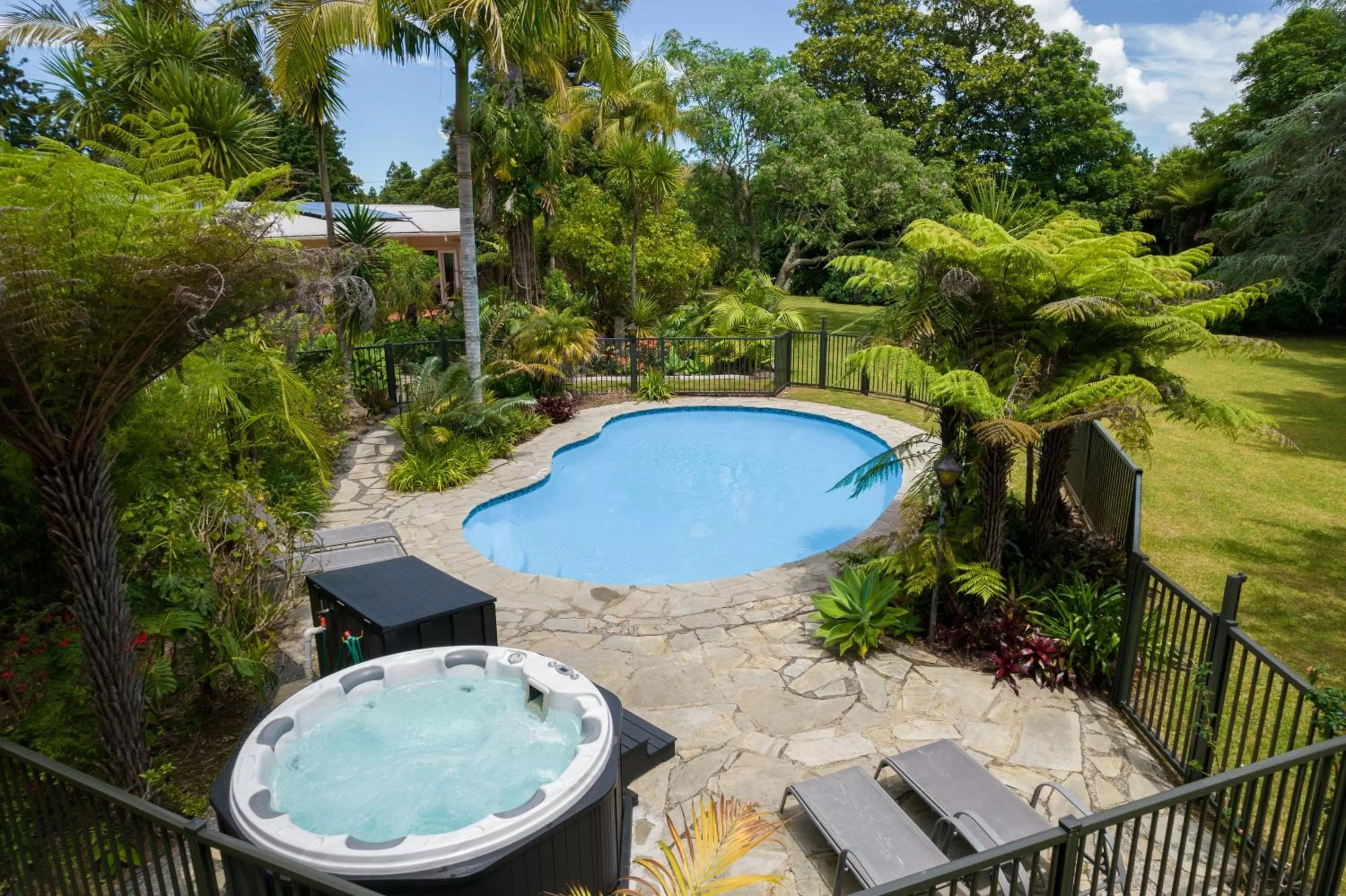 Hot Tub, Swimming Pool in Pāteke Lodge